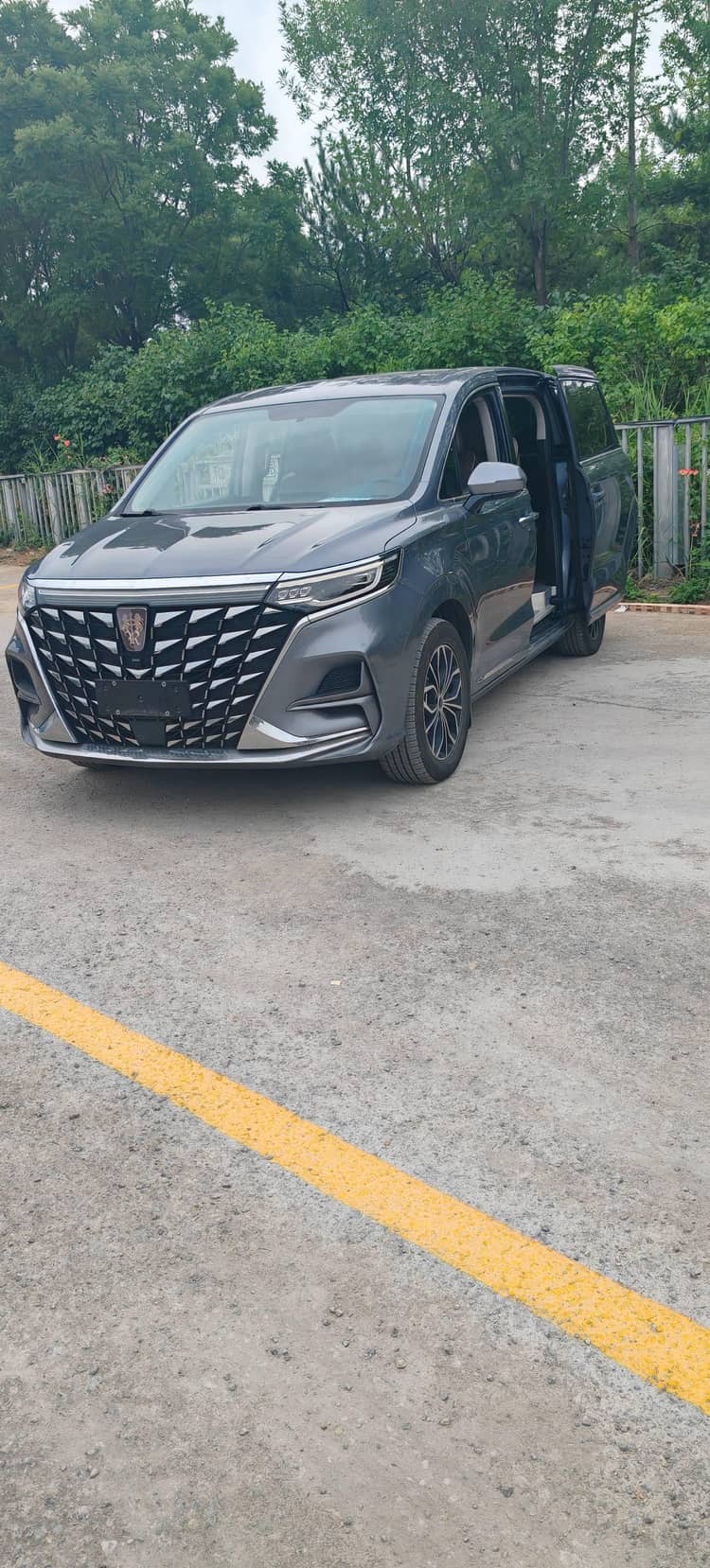 Roewe iMAX8 EV 2022 Silver Edition - View 1