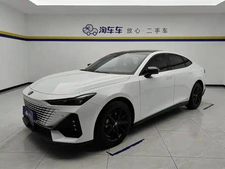 ChangAn UNI-V 2022 1.5T Honorable Model - View 1