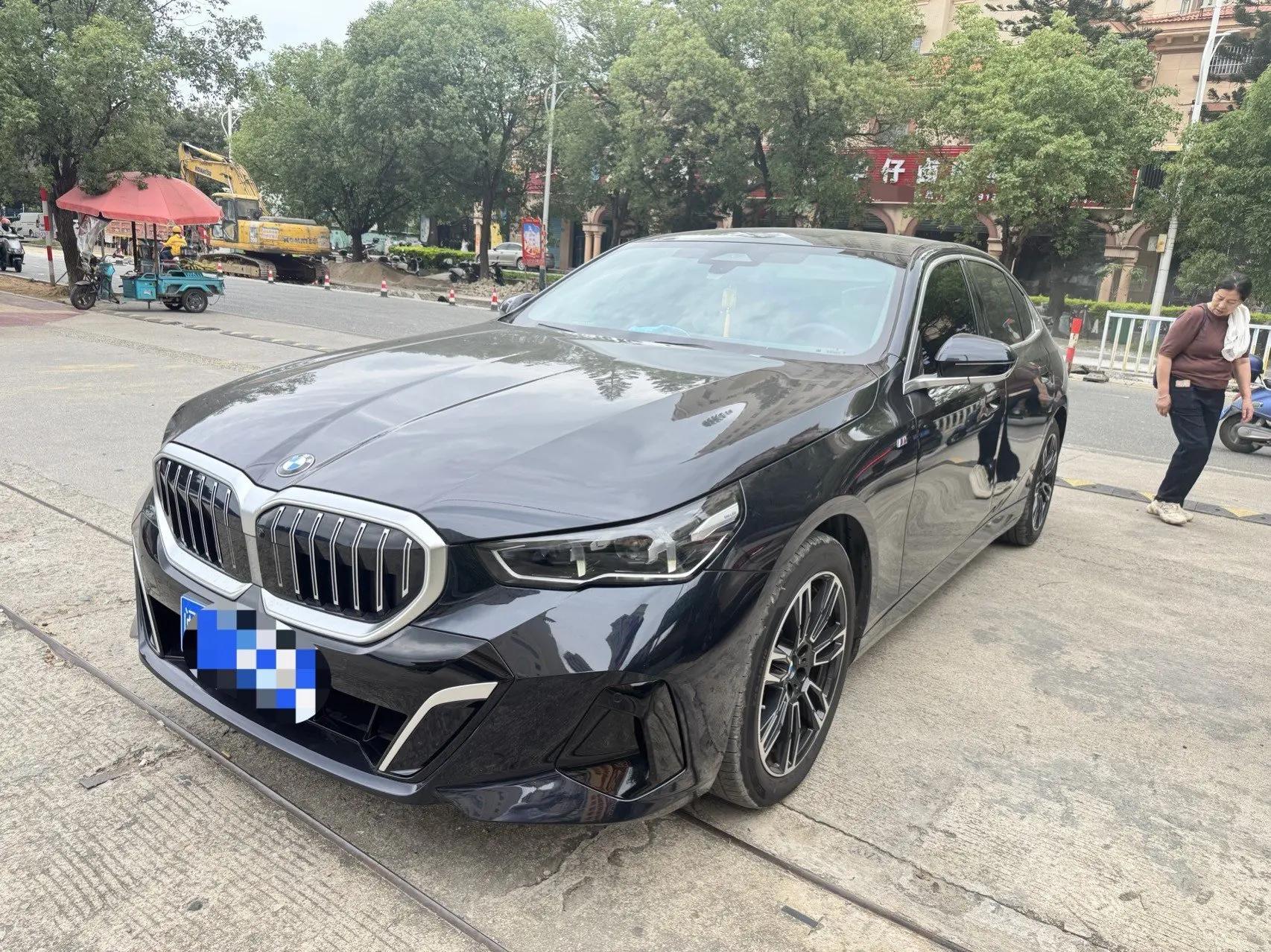 Открыть галерею: BMW 5 Series 2025 Model 530Li 48V 2.0T Luxury Line M Sport Package Automatic
