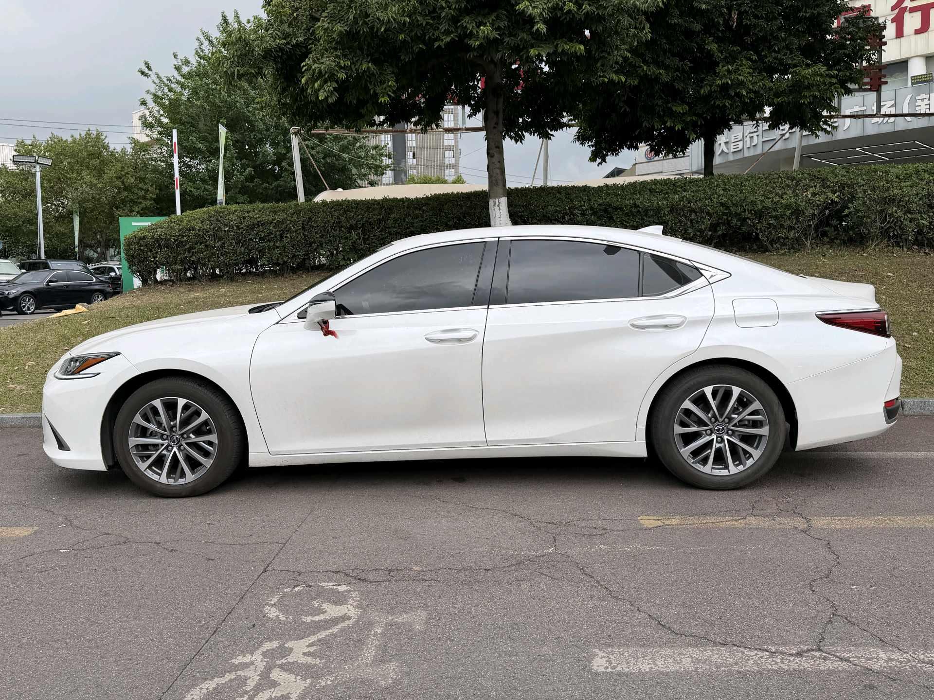 Lexus ES 2021 200 Deluxe Edition 2