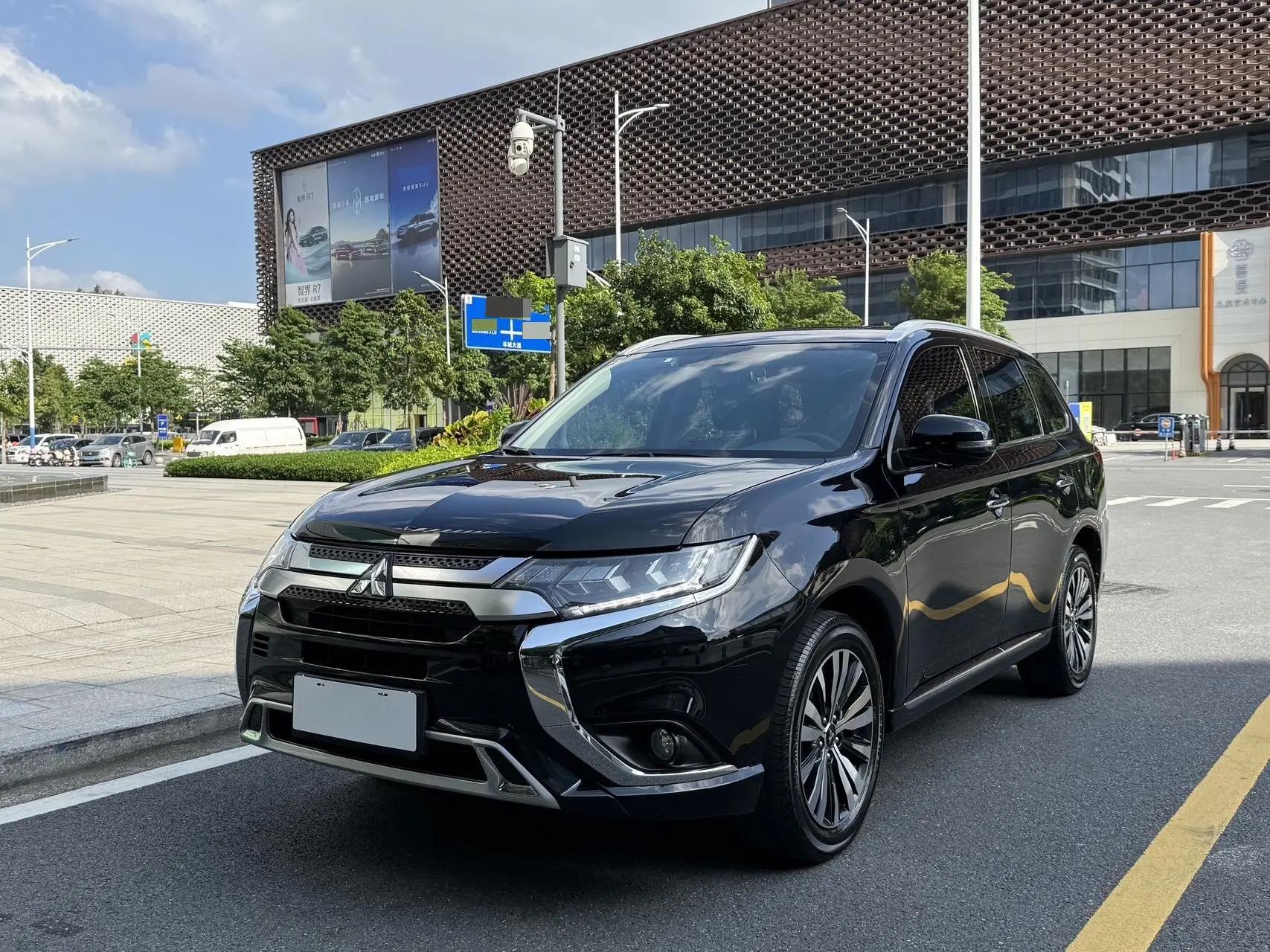 Outlander 2021 2.4L 4-wheel drive to enjoy the version of 7 seats