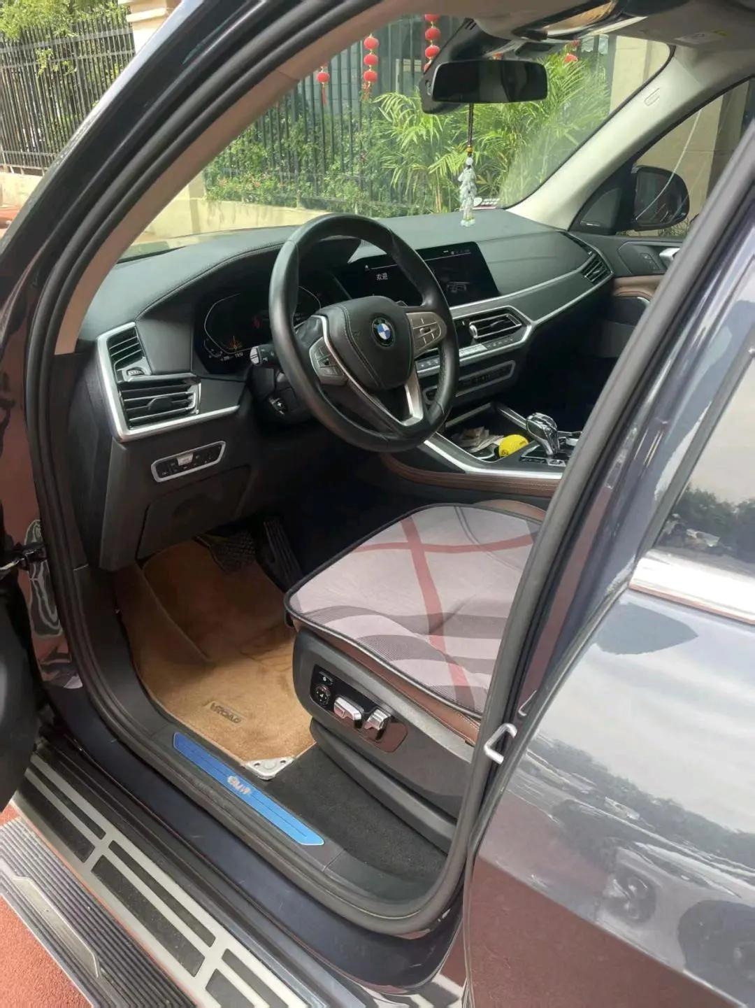 BMW X7 2020 xDrive40i Leading Luxury Suit 4