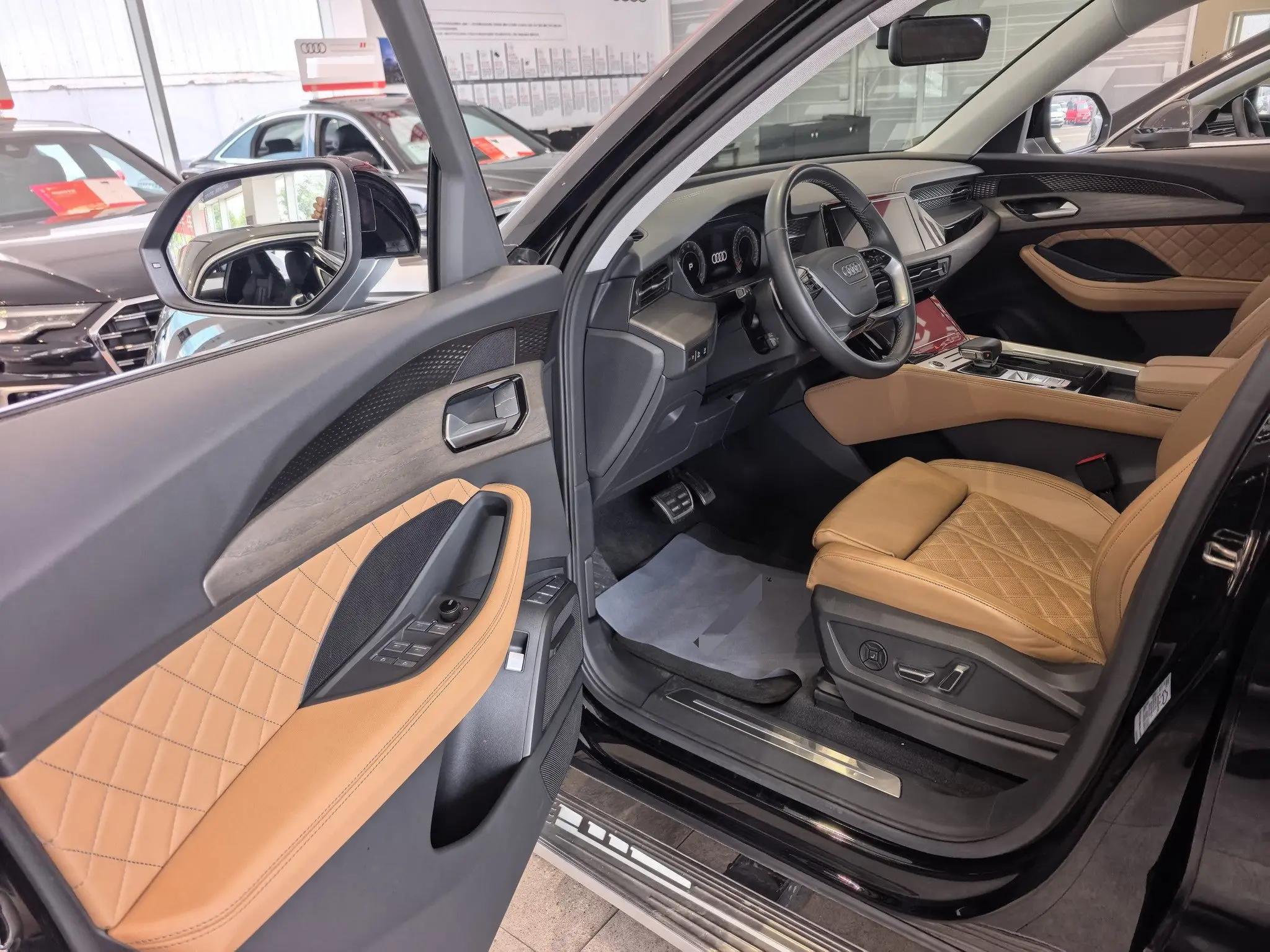 奥迪 2024款 Q6 2.0TFSI 45TFSI Quattro 齐云型 羽林套装6座 自动挡 2