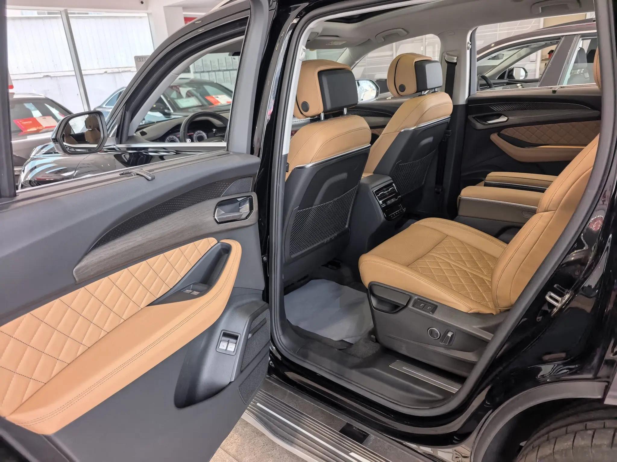 奥迪 2024款 Q6 2.0TFSI 45TFSI Quattro 齐云型 羽林套装6座 自动挡 3