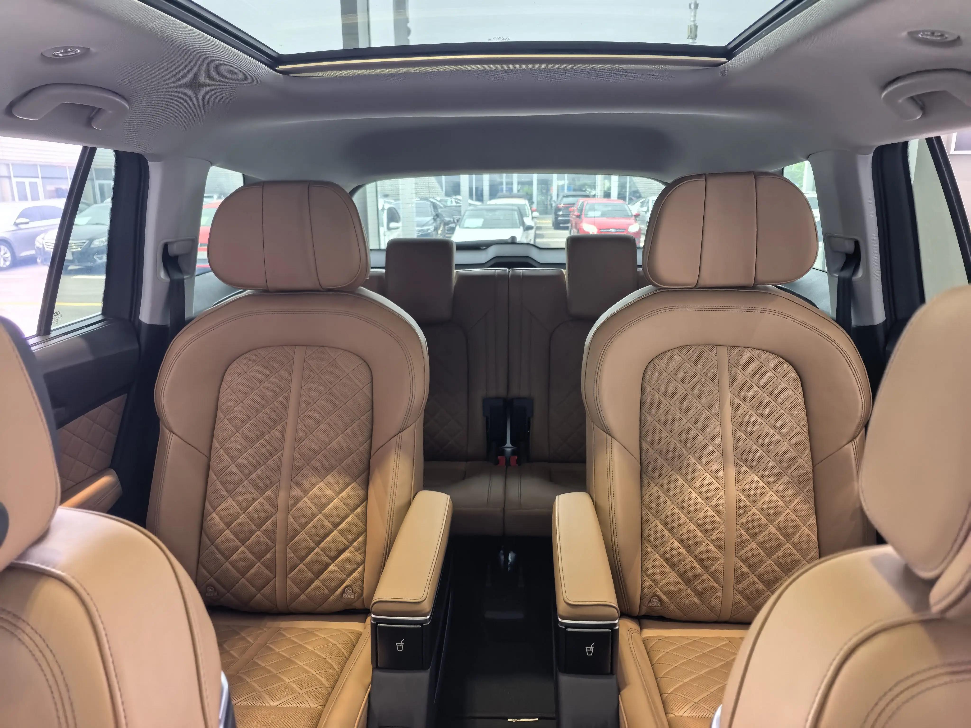 奥迪 2024款 Q6 2.0TFSI 45TFSI Quattro 齐云型 羽林套装6座 自动挡 4