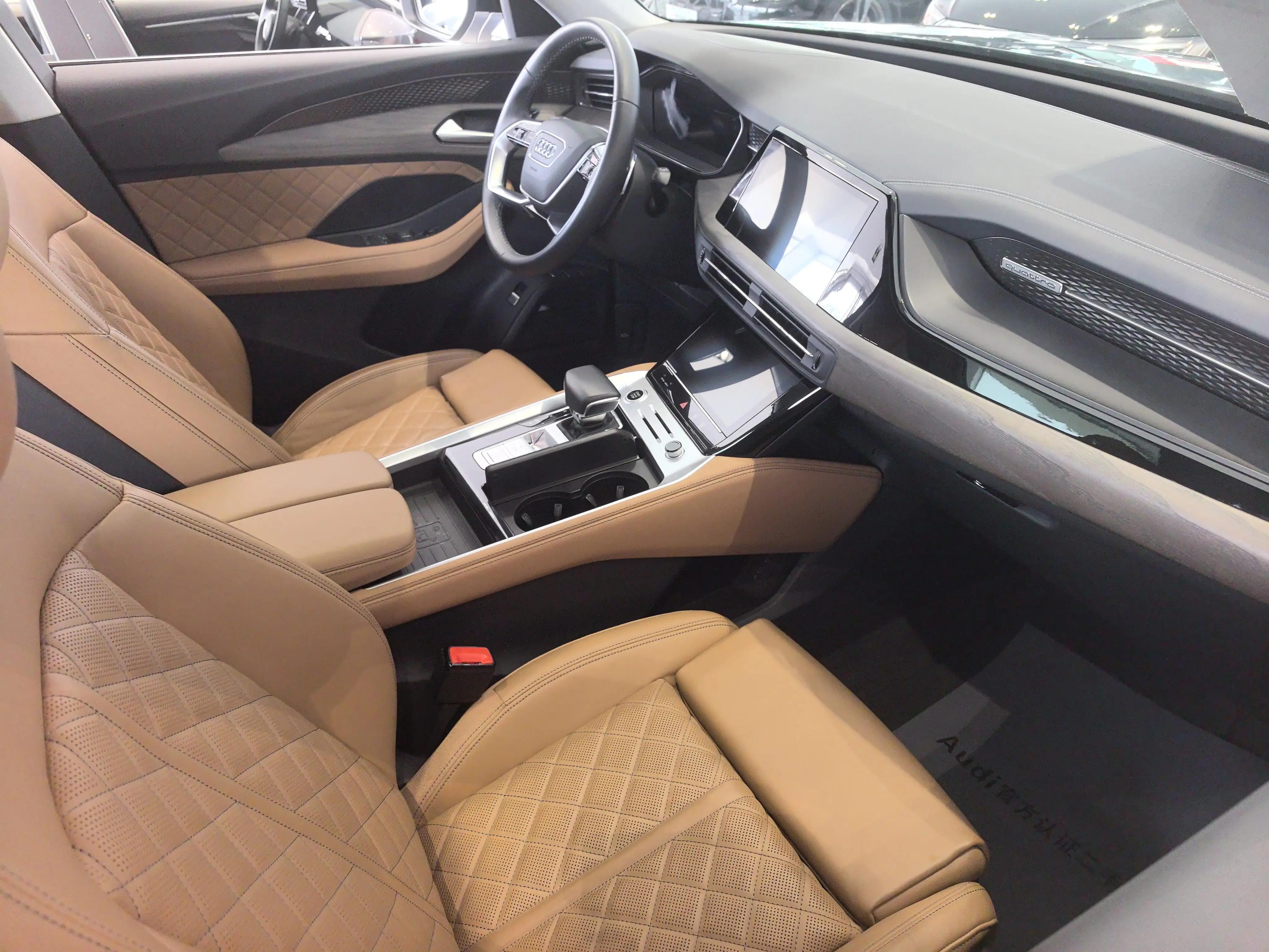 奥迪 2024款 Q6 2.0TFSI 45TFSI Quattro 齐云型 羽林套装6座 自动挡 5