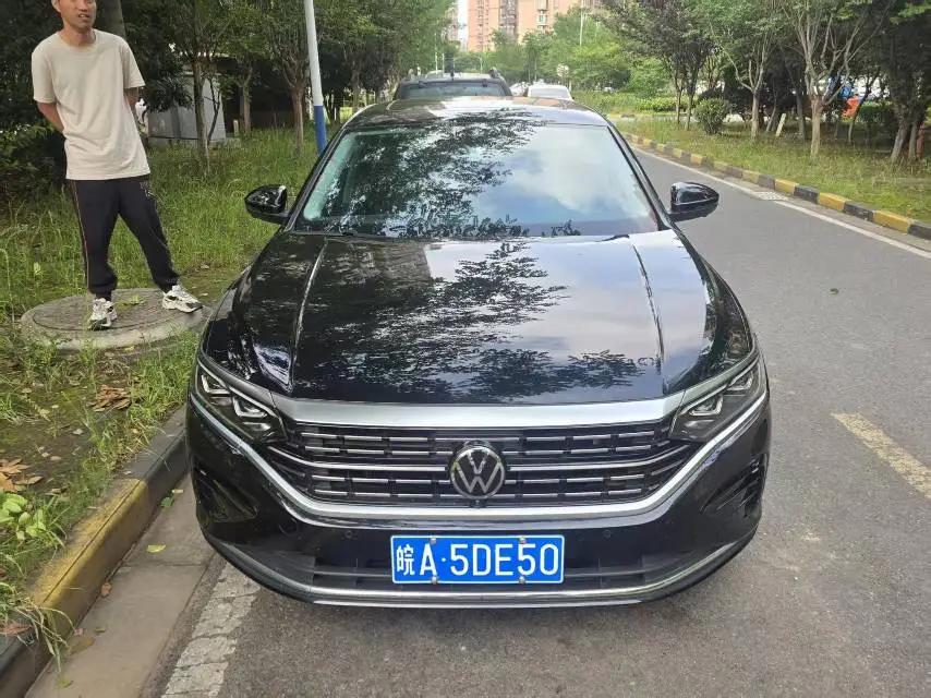 Volkswagen 2023 Passat 2.0TSI 330TSI Luxury Edition (facelift) Automatic 2