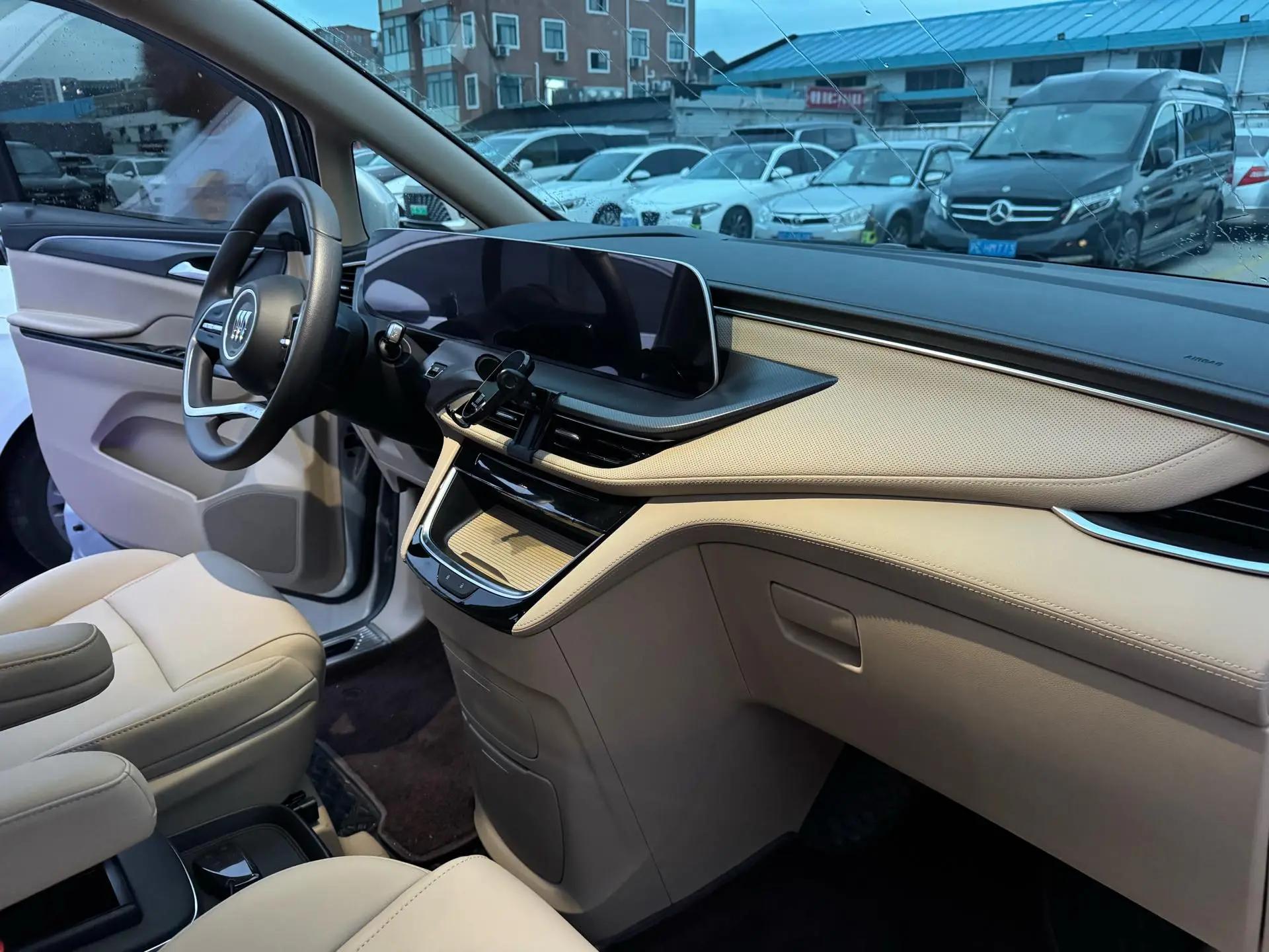 Buick 2025 GL8 Land Business Cabin 2.0T Enjoyment Version Automatic 7