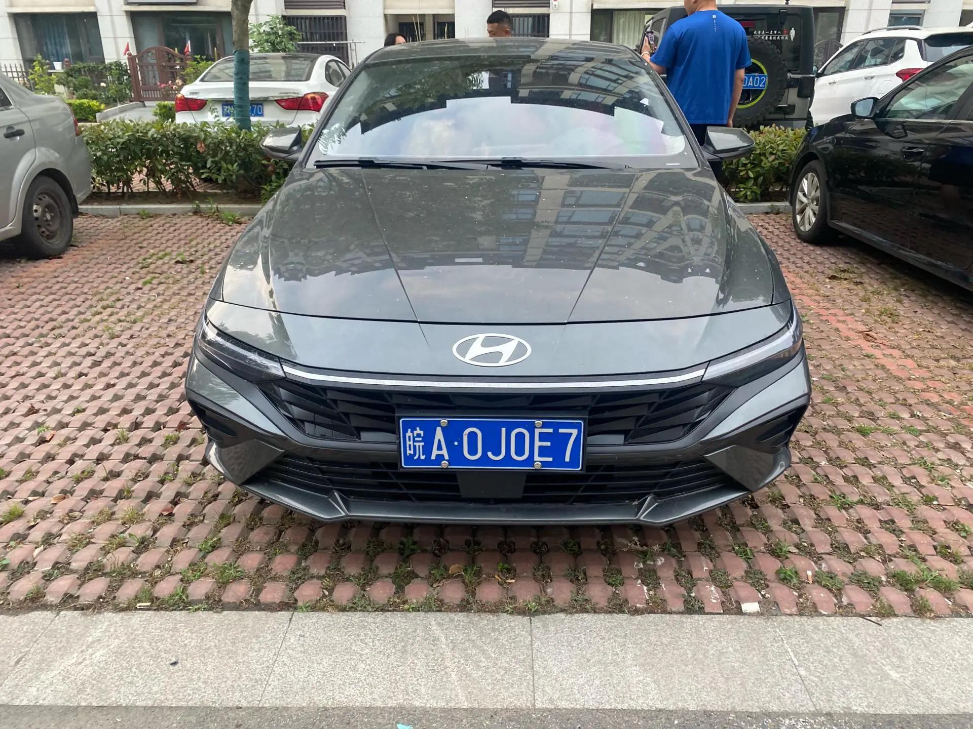 Elantra 2023 1.5L CVT LUX Premium Edition 2
