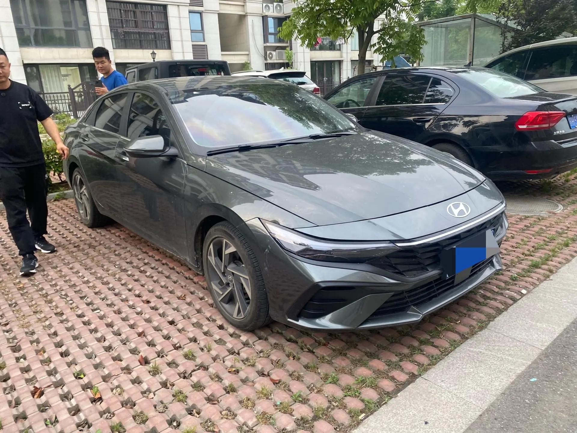 Elantra 2023 1.5L CVT LUX Premium Edition 3