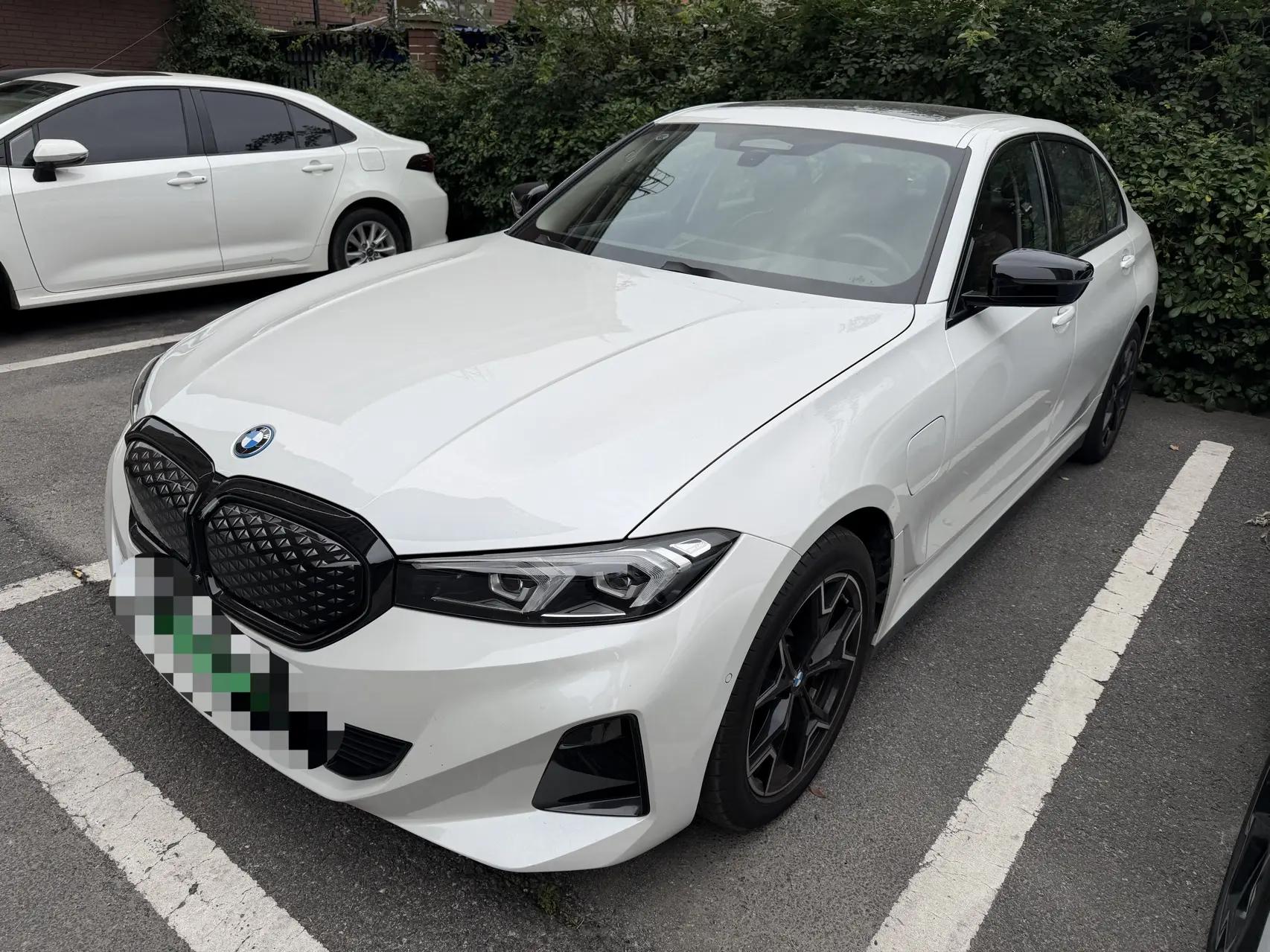 Open image lightbox: BMW 2025 i3 eDrive 40 L obsidian night suit automatic gear