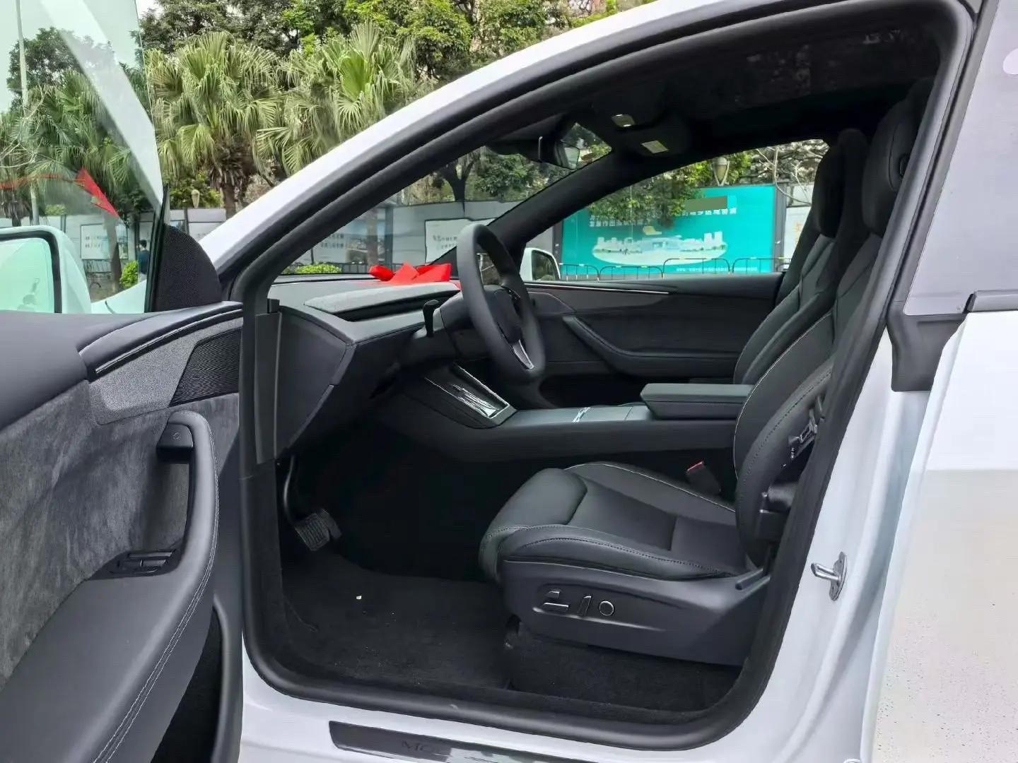 Tesla 2025 Model Y Long Range All-Wheel Drive Automatic 4