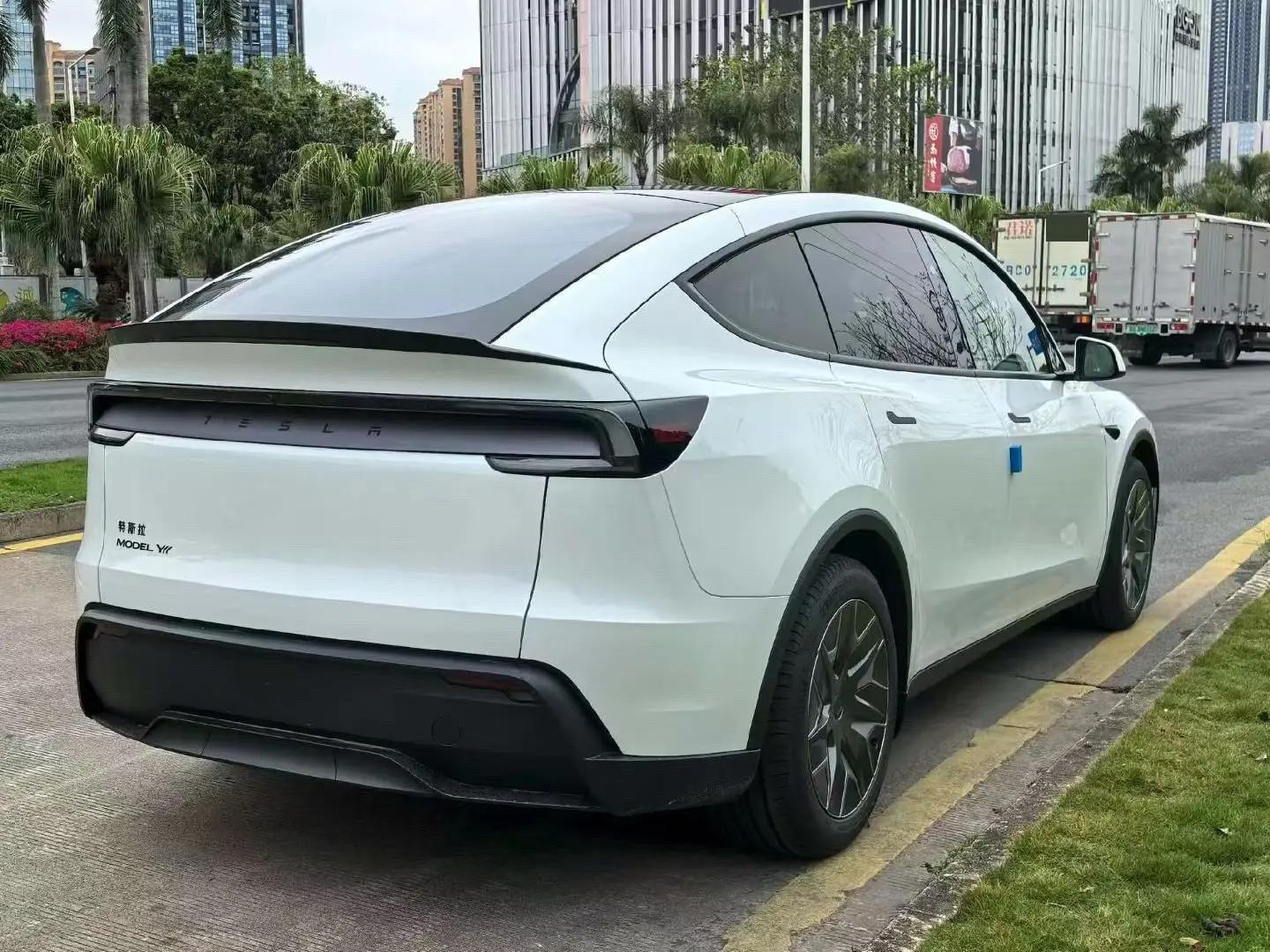 Tesla 2025 Model Y Long Range All-Wheel Drive Automatic 7