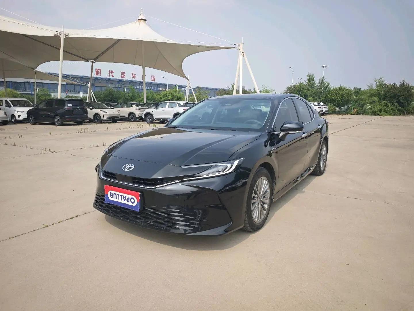Открыть галерею: Toyota 2025 Camry Dual Engine 2.0HG CVT Glorious Edition Automatic