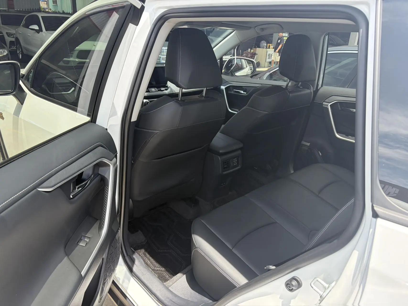 Toyota 2023 RAV4 Rongbo 2.0 Stepless Two-Drive Fashion Plus Edition Automatic Gear 3