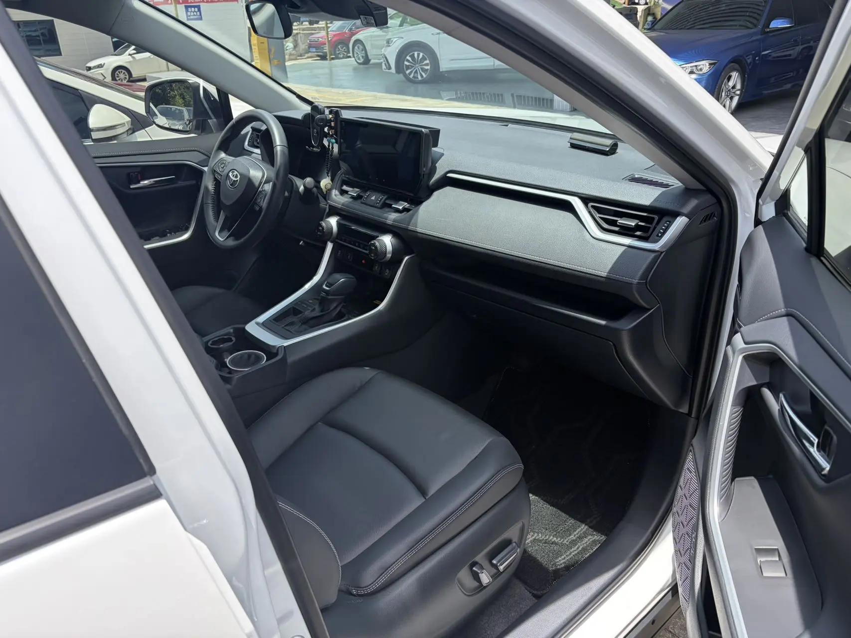 Toyota 2023 RAV4 Rongbo 2.0 Stepless Two-Drive Fashion Plus Edition Automatic Gear 4