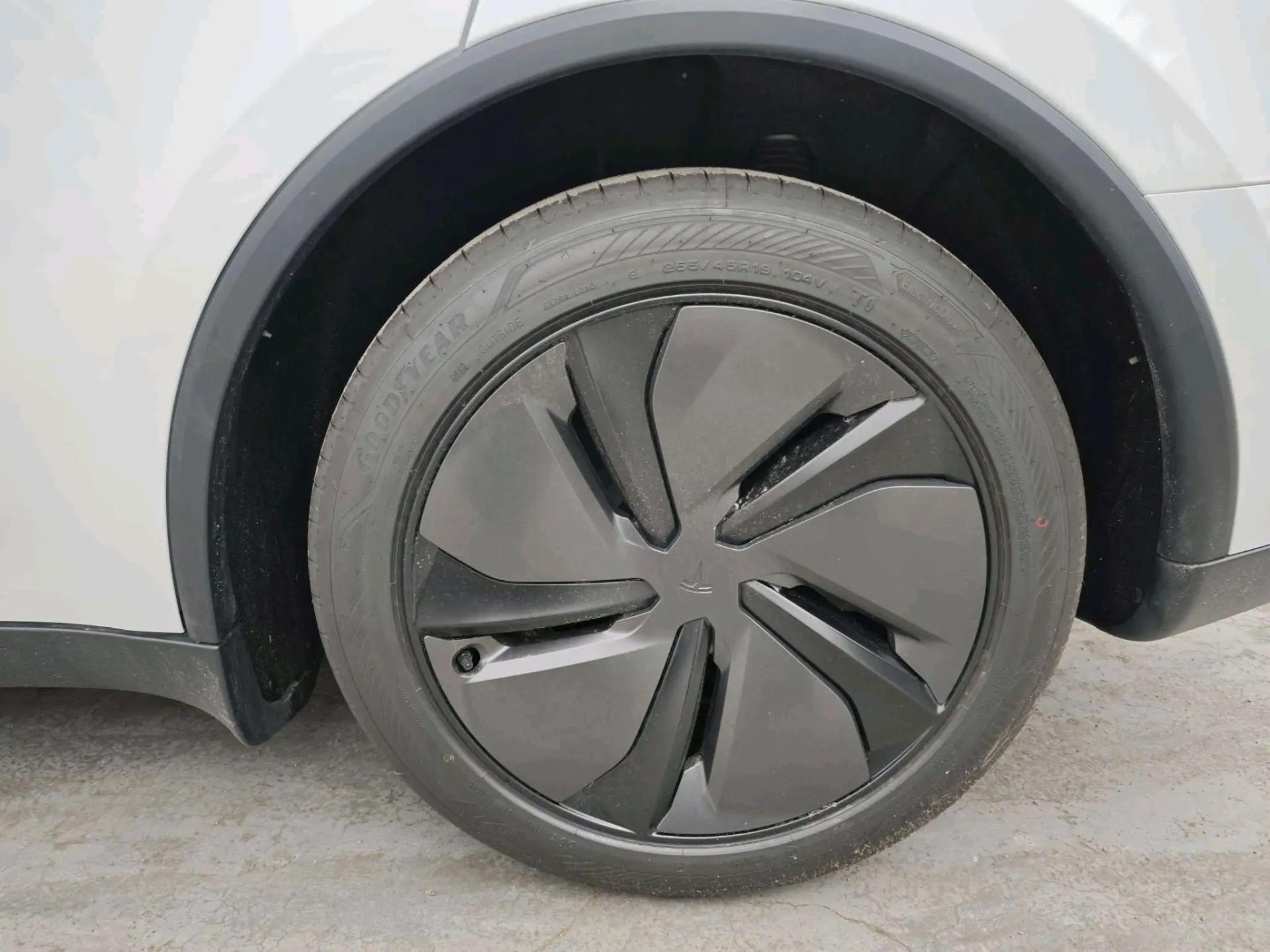 Tesla 2025 Model Y Rear-Wheel Drive Automatic 7