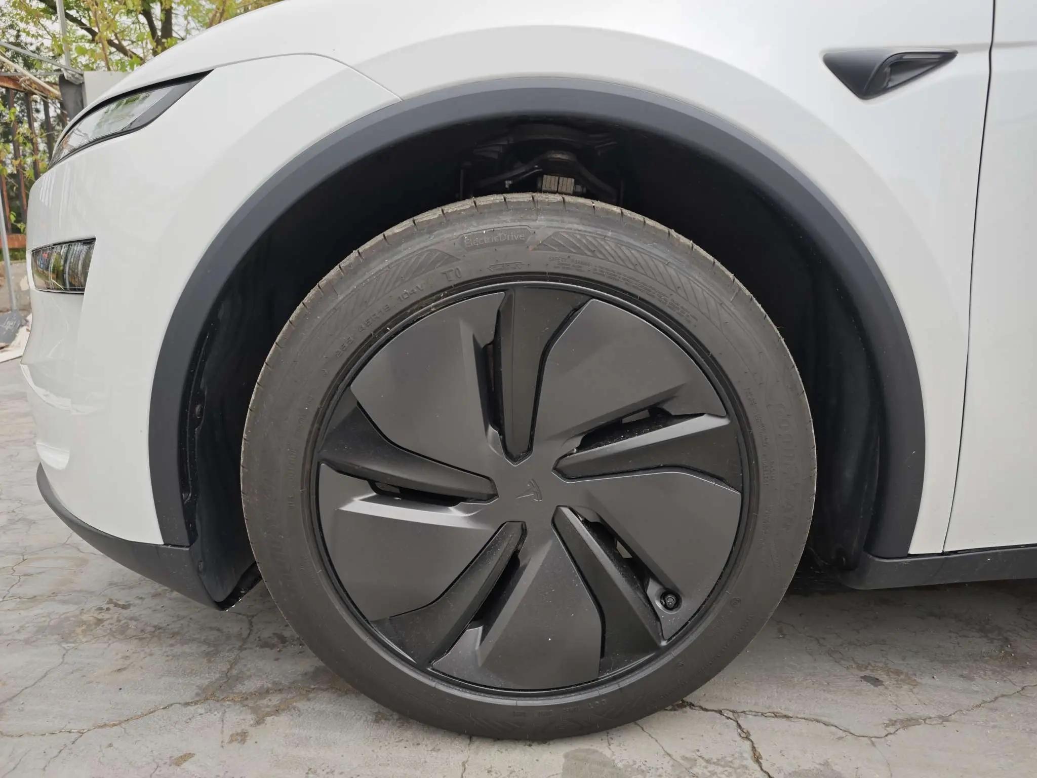 Tesla 2025 Model Y Rear-Wheel Drive Automatic 8