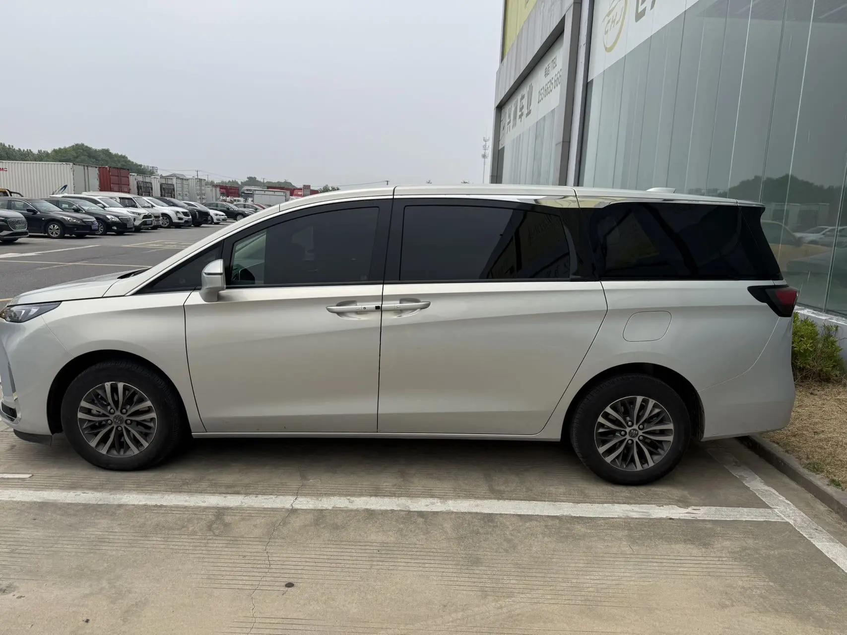 Buick 2025 GL8 Land Business Cabin 2.0T Enjoyment Version Automatic 2