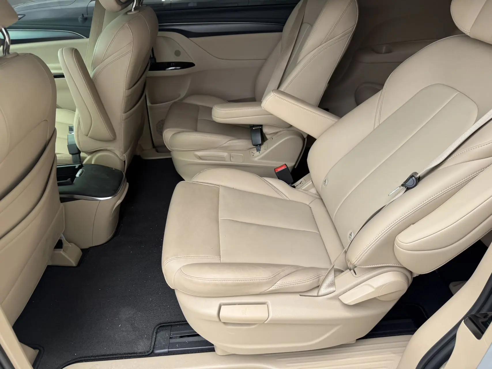 Buick 2025 GL8 Land Business Cabin 2.0T Enjoyment Version Automatic 5