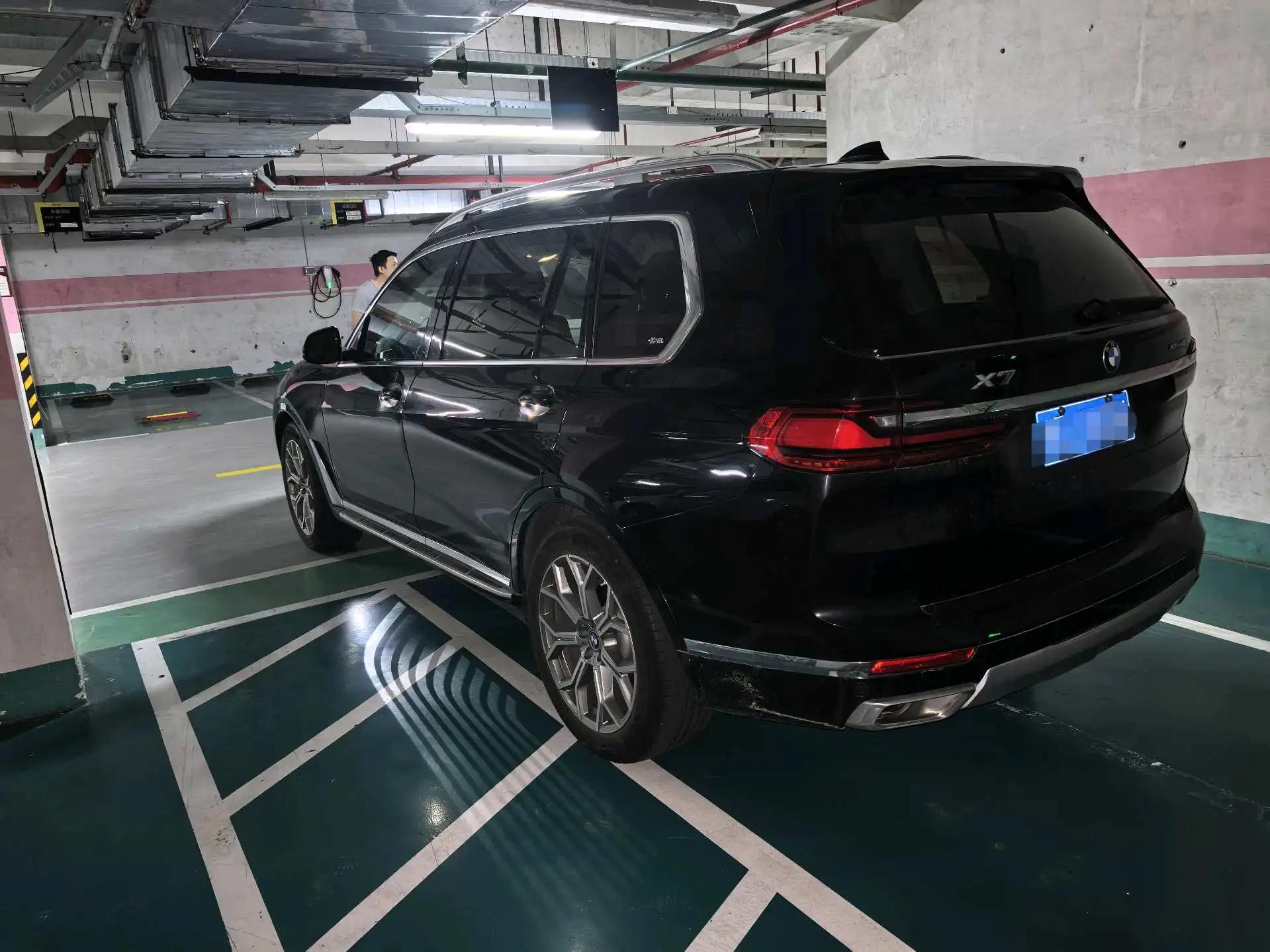 BMW X7 2020 xDrive40i Leading Luxury Suit 5
