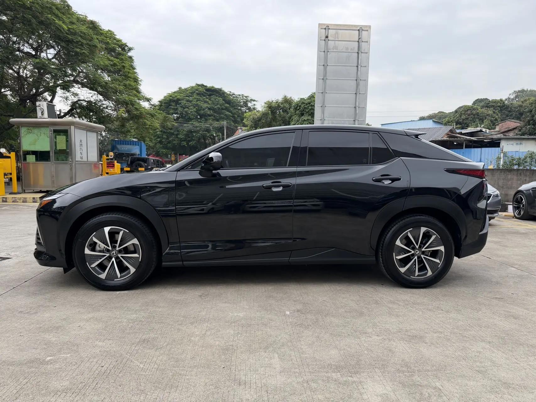 Lexus RZ 2023 450e 4WD Vertical Edition 4