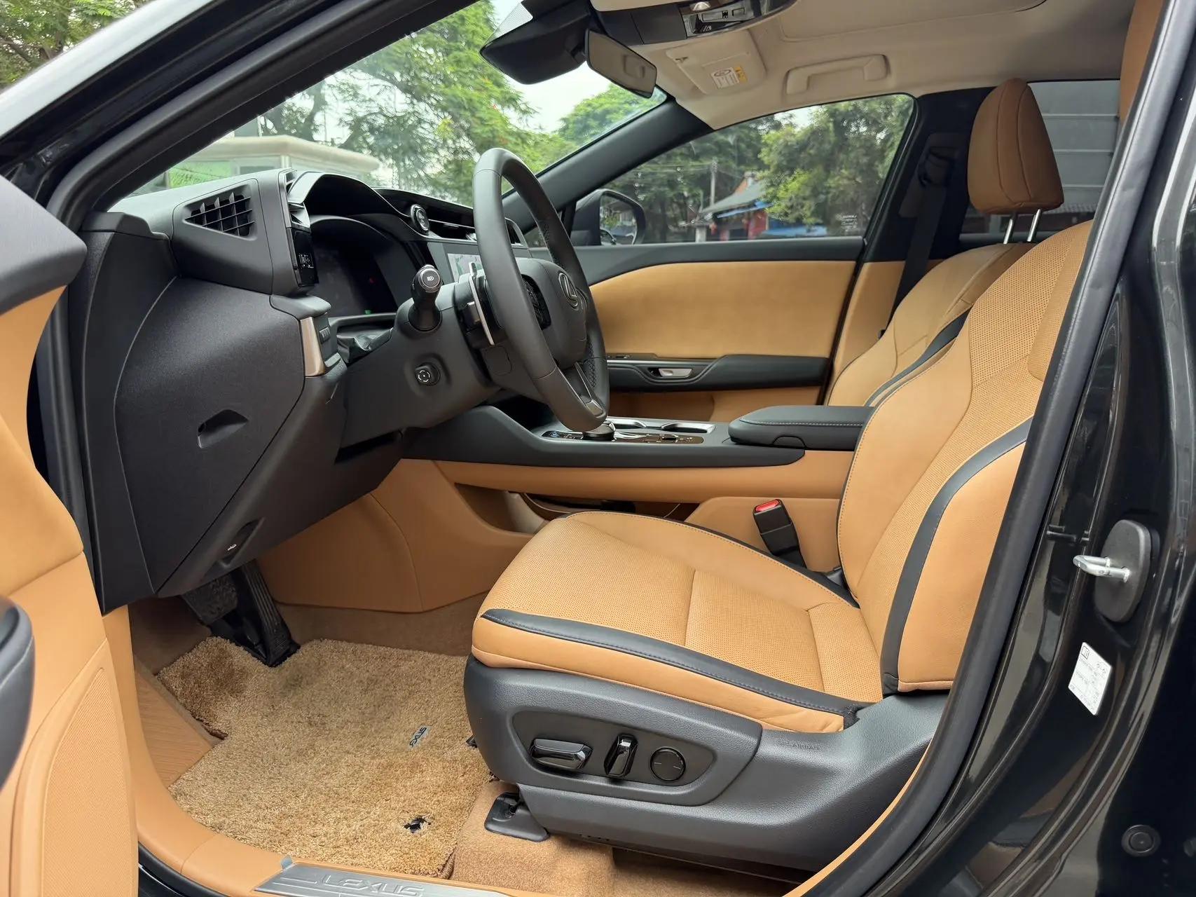 Lexus RZ 2023 450e 4WD Vertical Edition 7