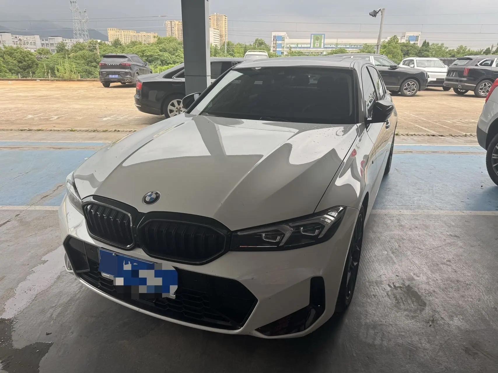 Открыть галерею: BMW 3 Series 2025 Model 330Li 2.0T M Sport Night Edition Automatic