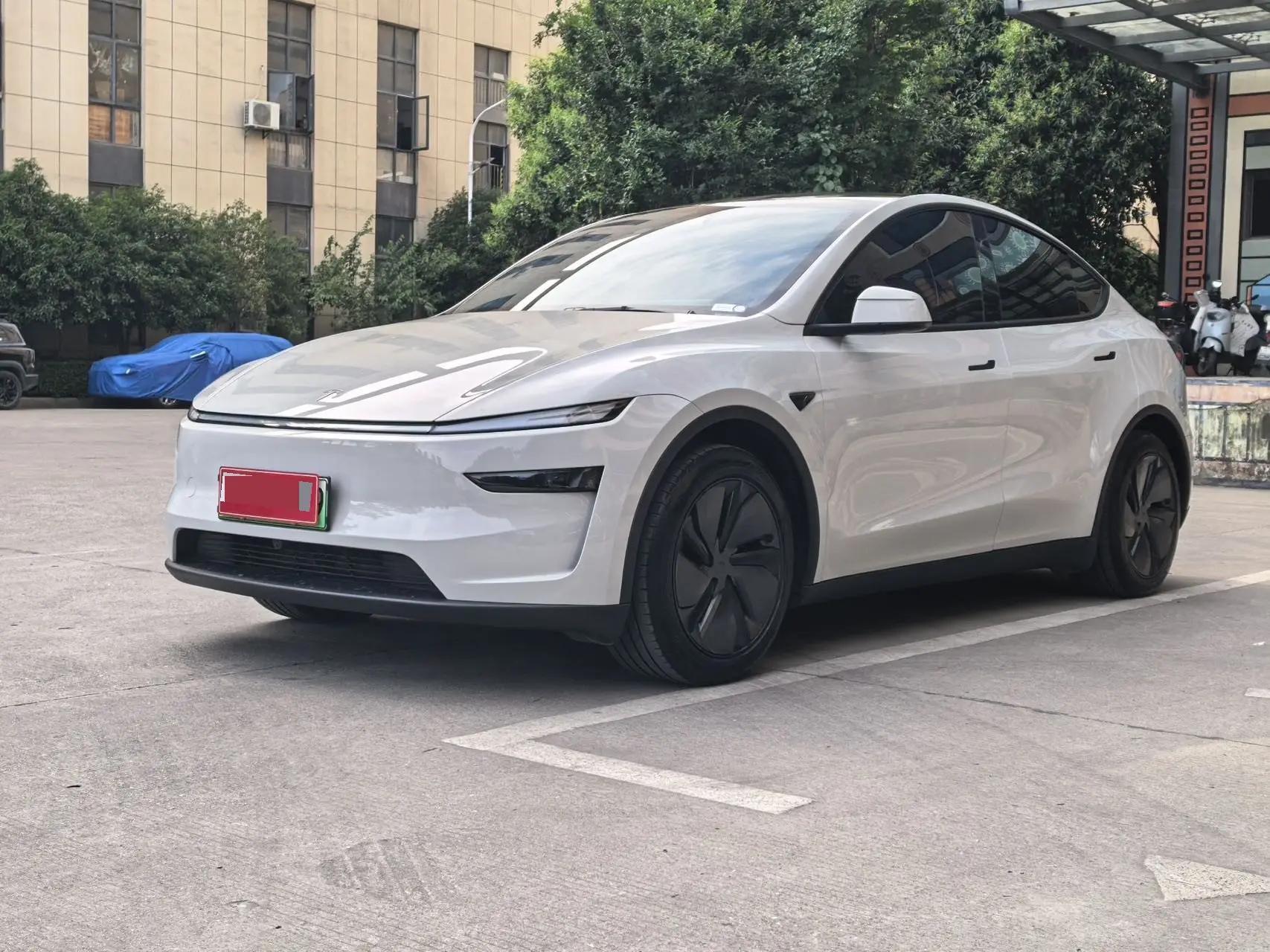 Tesla 2025 Model Y Rear-Wheel Drive Automatic