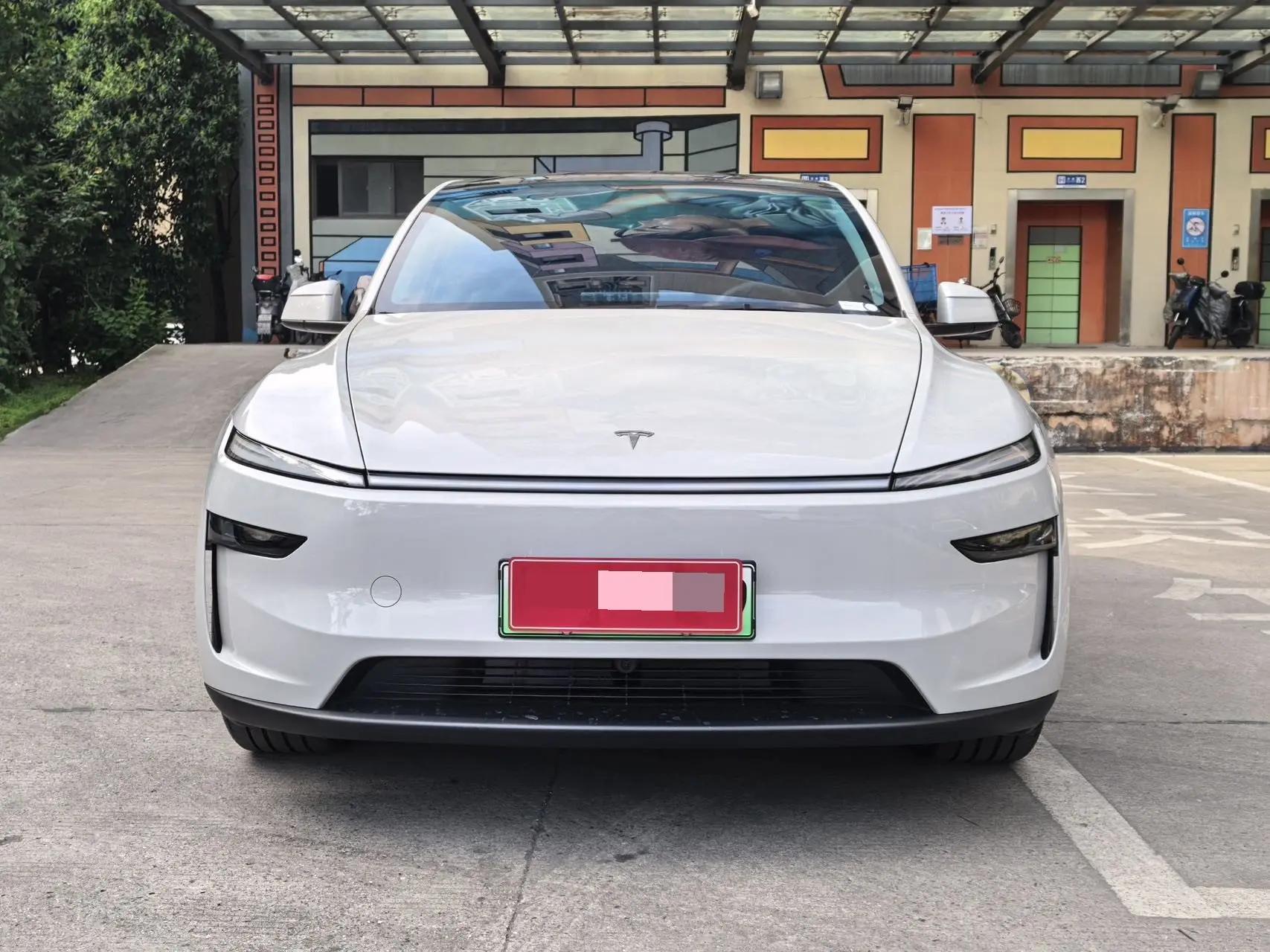 Tesla 2025 Model Y Rear-Wheel Drive Automatic 2