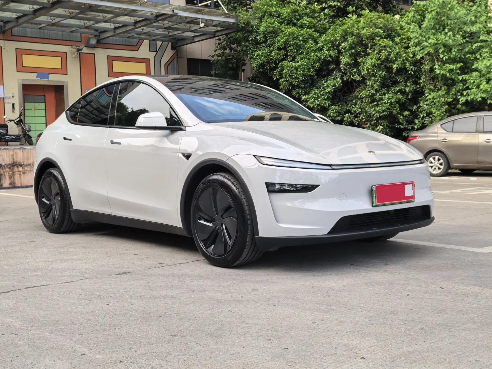 Tesla 2025 Model Y Rear-Wheel Drive Automatic 3