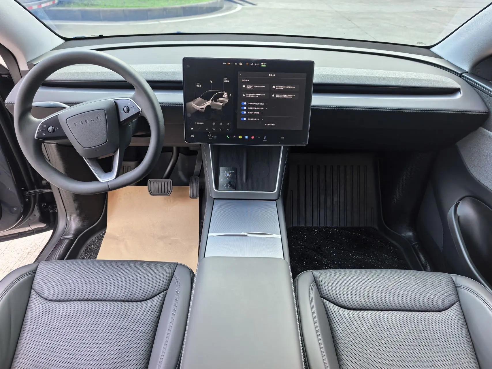 Tesla 2025 Model Y Rear-Wheel Drive Automatic 5
