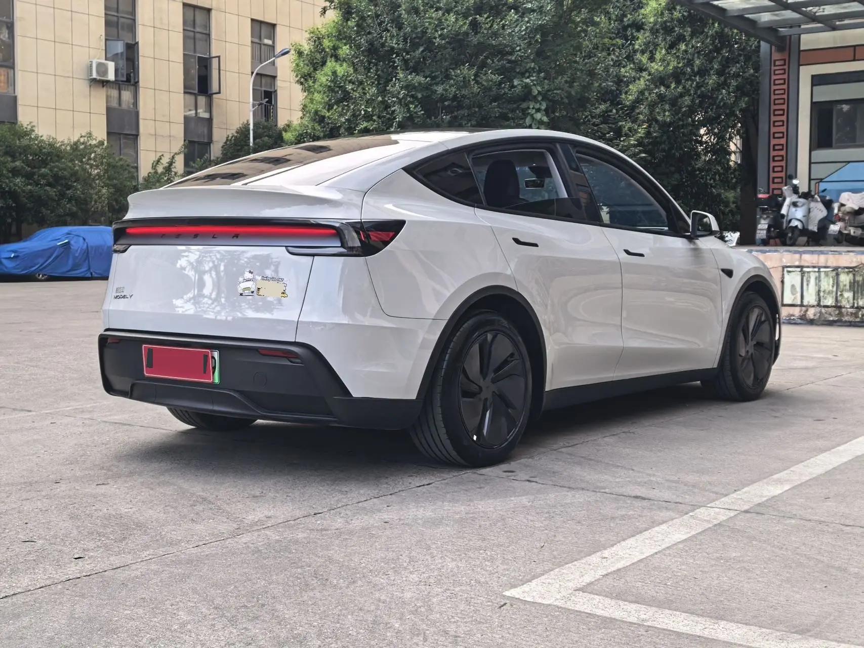 Tesla 2025 Model Y Rear-Wheel Drive Automatic 7