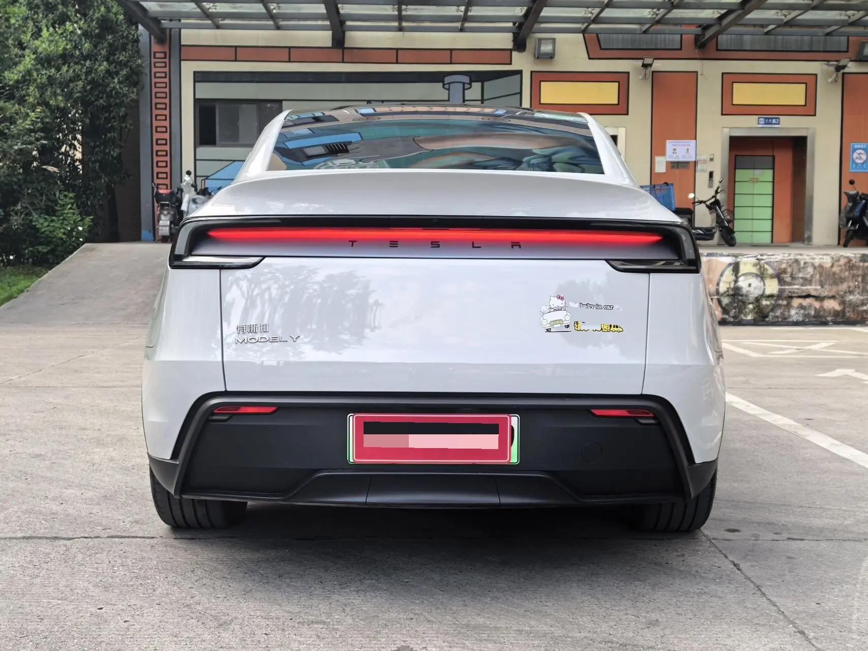 Tesla 2025 Model Y Rear-Wheel Drive Automatic 8