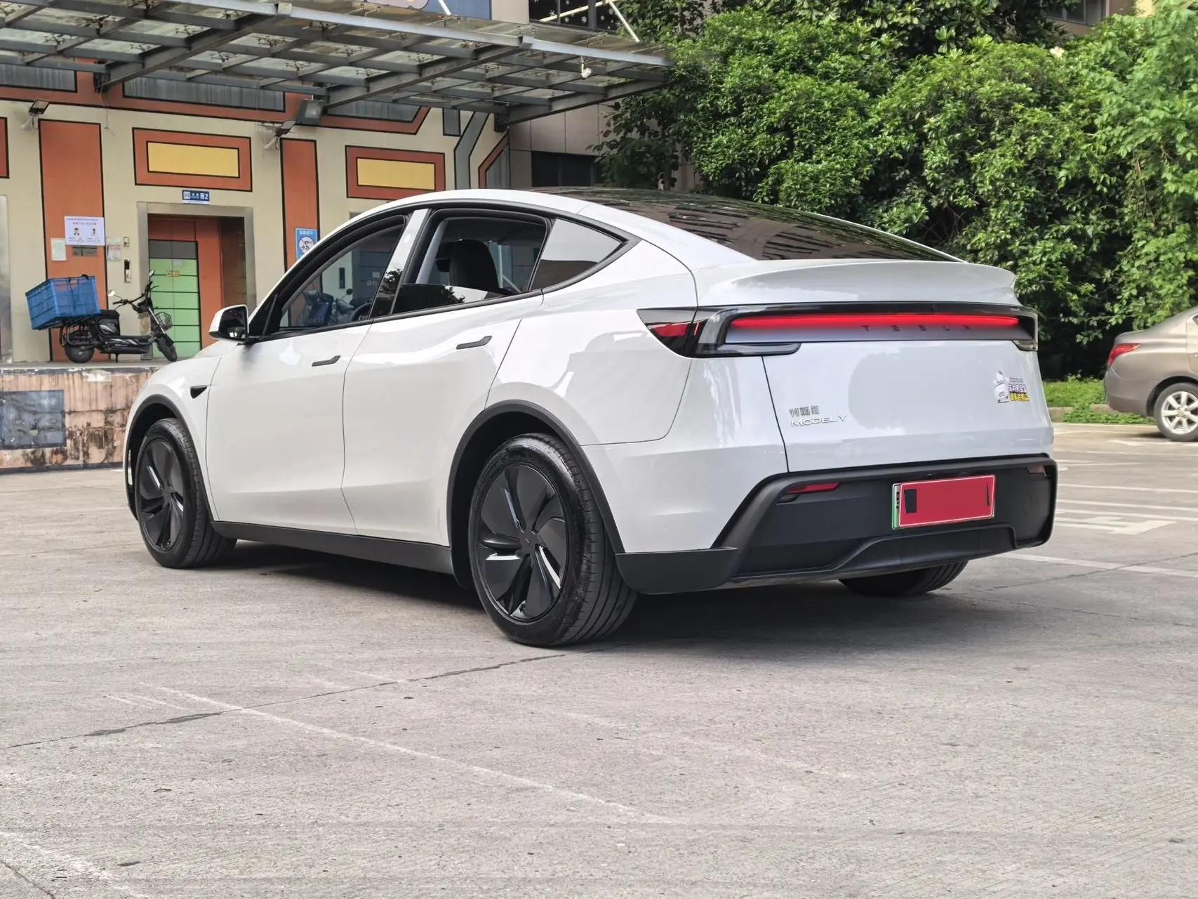 Tesla 2025 Model Y Rear-Wheel Drive Automatic 9