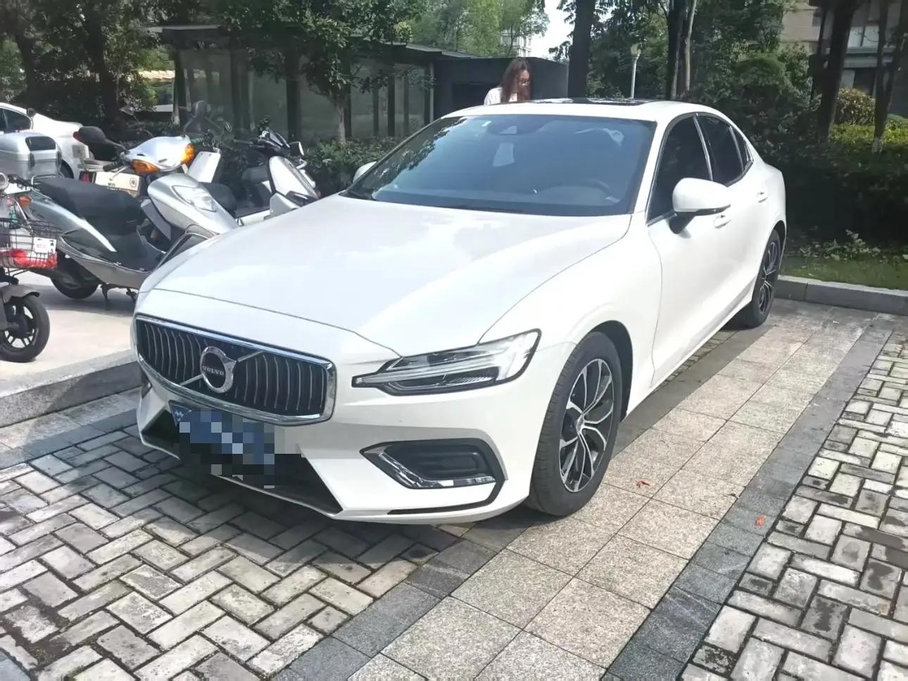Open image lightbox: Volvo S60 2022 B4 Zhiyi Deluxe Edition