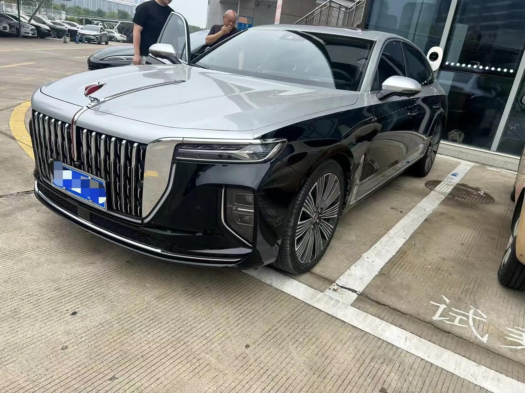 Open image lightbox: HongQi 2025 H9 48V 2.0T Two-Drive Flag Enjoy Deluxe Business Edition 5-seat Automatic Gear