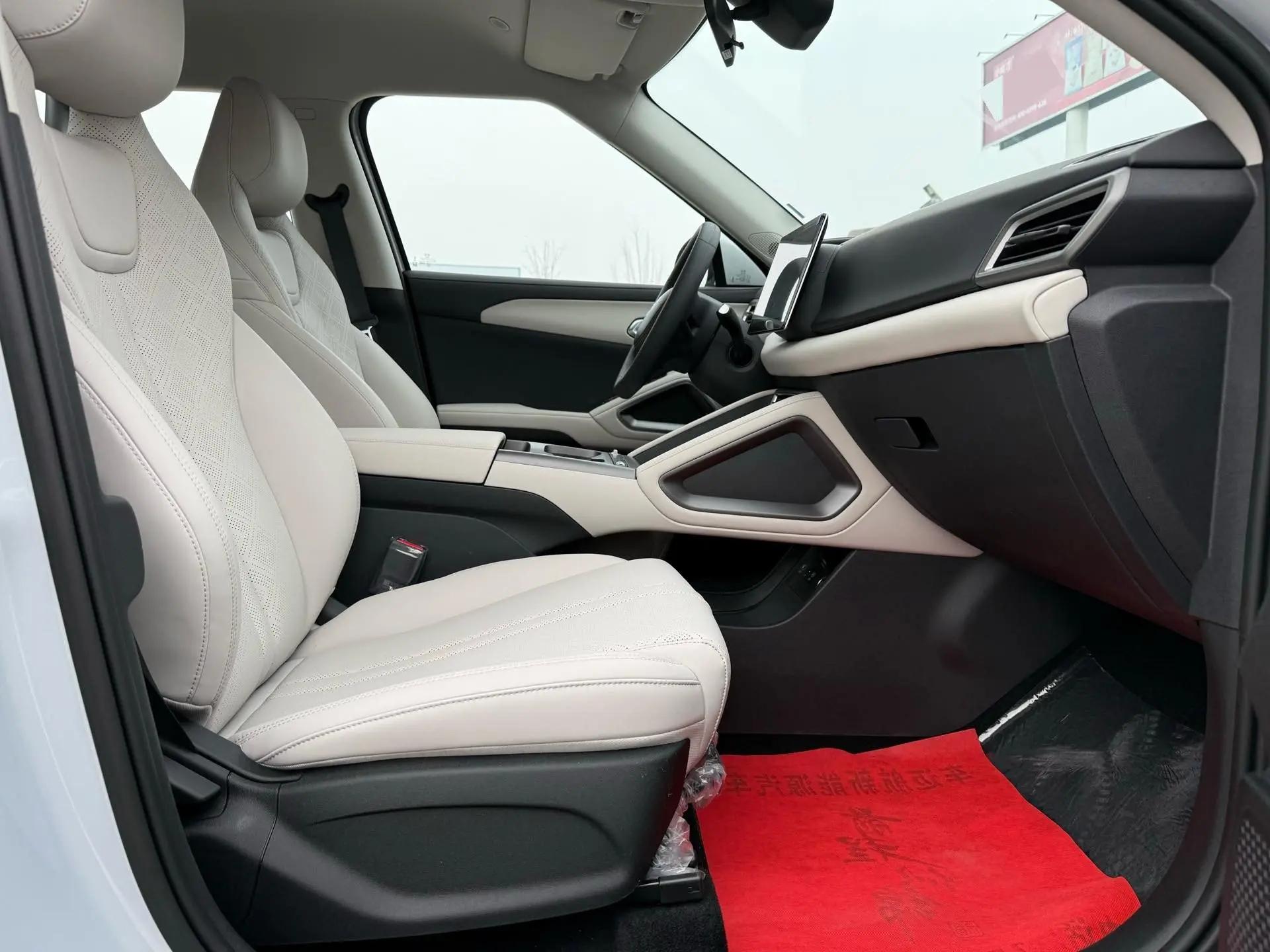 BYD 2025 Yuan UP 301KM Pilot Automatic Gear 6