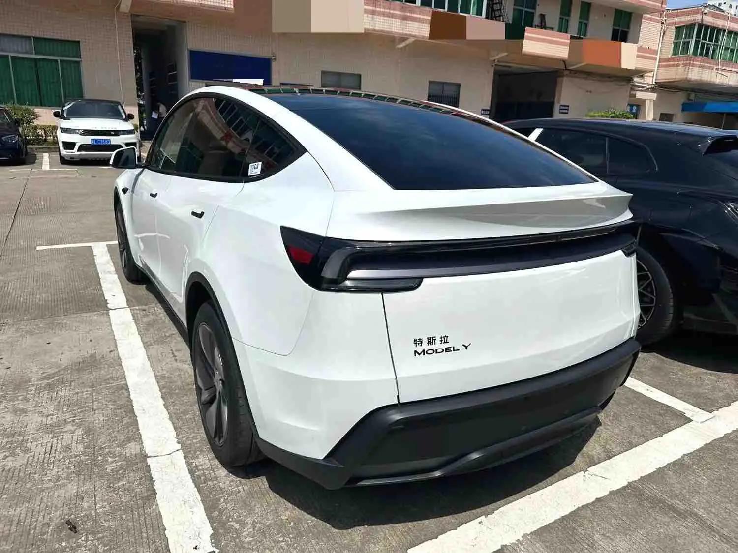 Tesla 2026 Model Y Rear-Wheel Drive Automatic 2