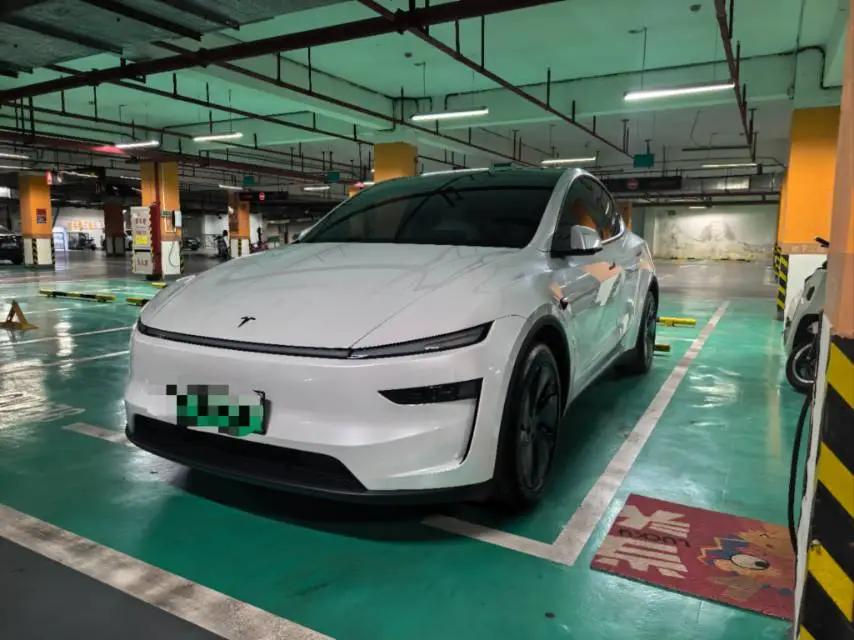 Tesla 2025 Model Y Rear-Wheel Drive Automatic