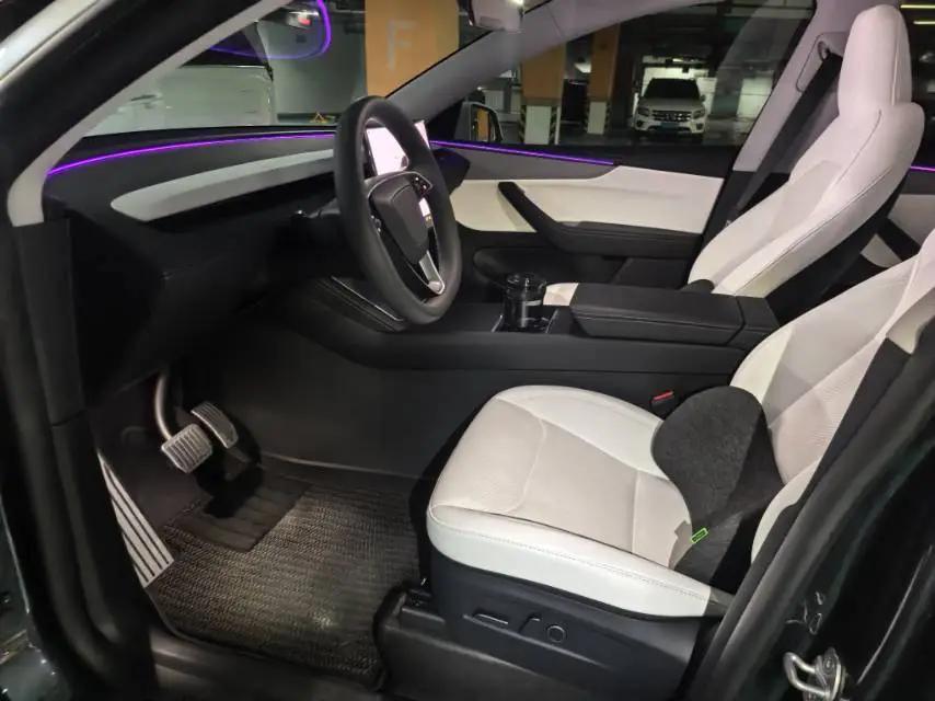 Tesla 2025 Model Y Rear-Wheel Drive Automatic 2