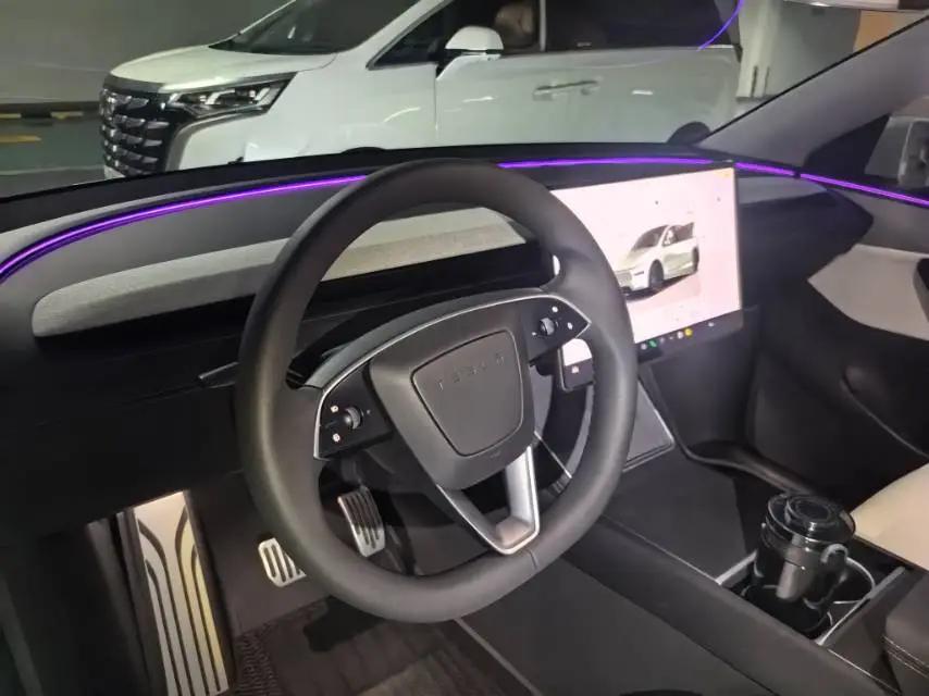 Tesla 2025 Model Y Rear-Wheel Drive Automatic 3