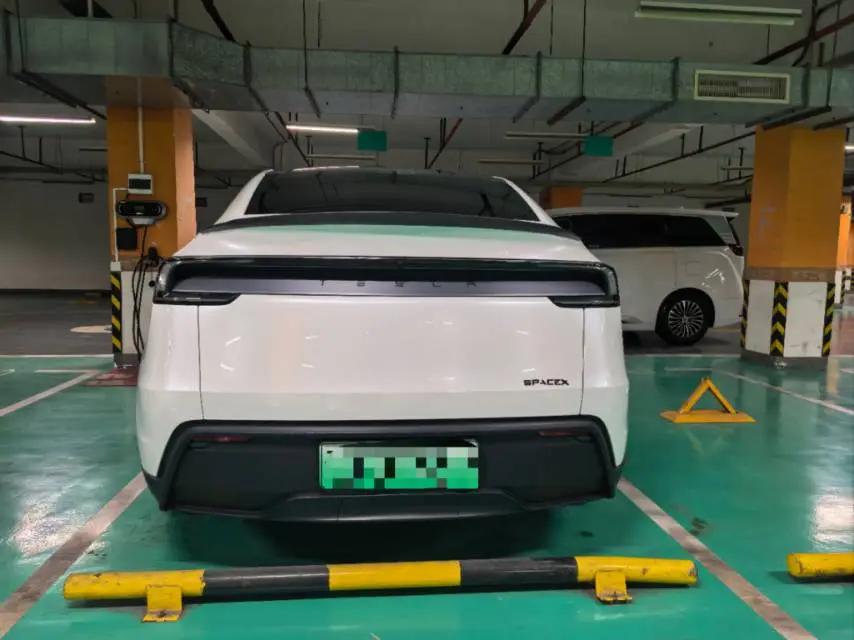 Tesla 2025 Model Y Rear-Wheel Drive Automatic 6