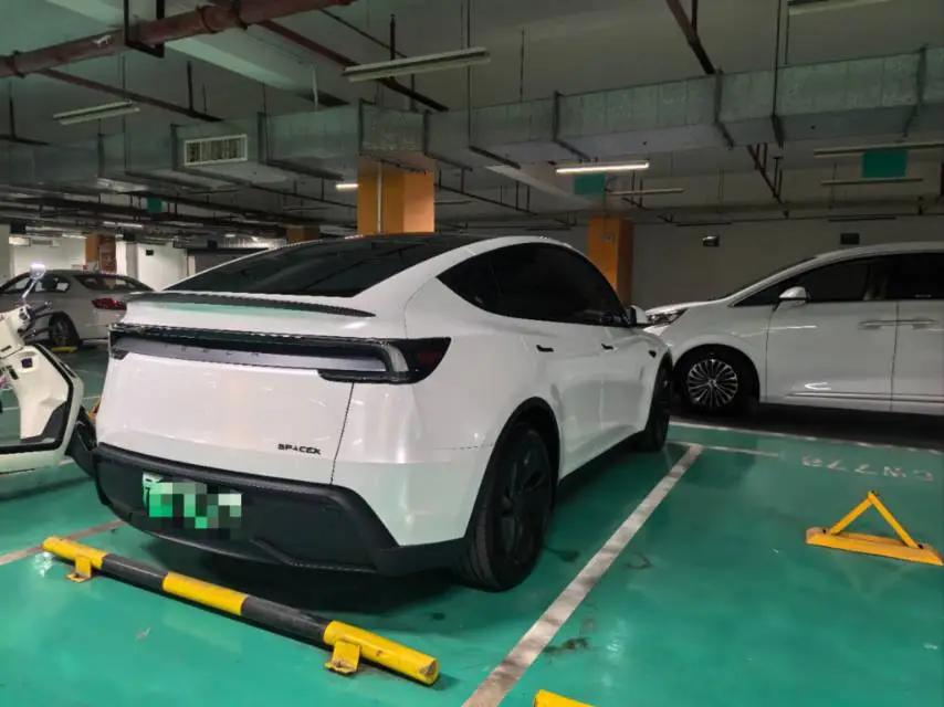 Tesla 2025 Model Y Rear-Wheel Drive Automatic 7