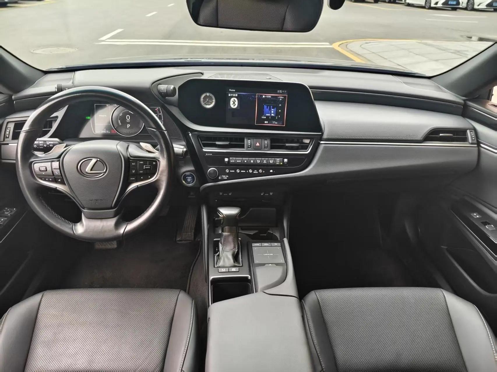 Lexus ES 2021 300h Premium Edition 6