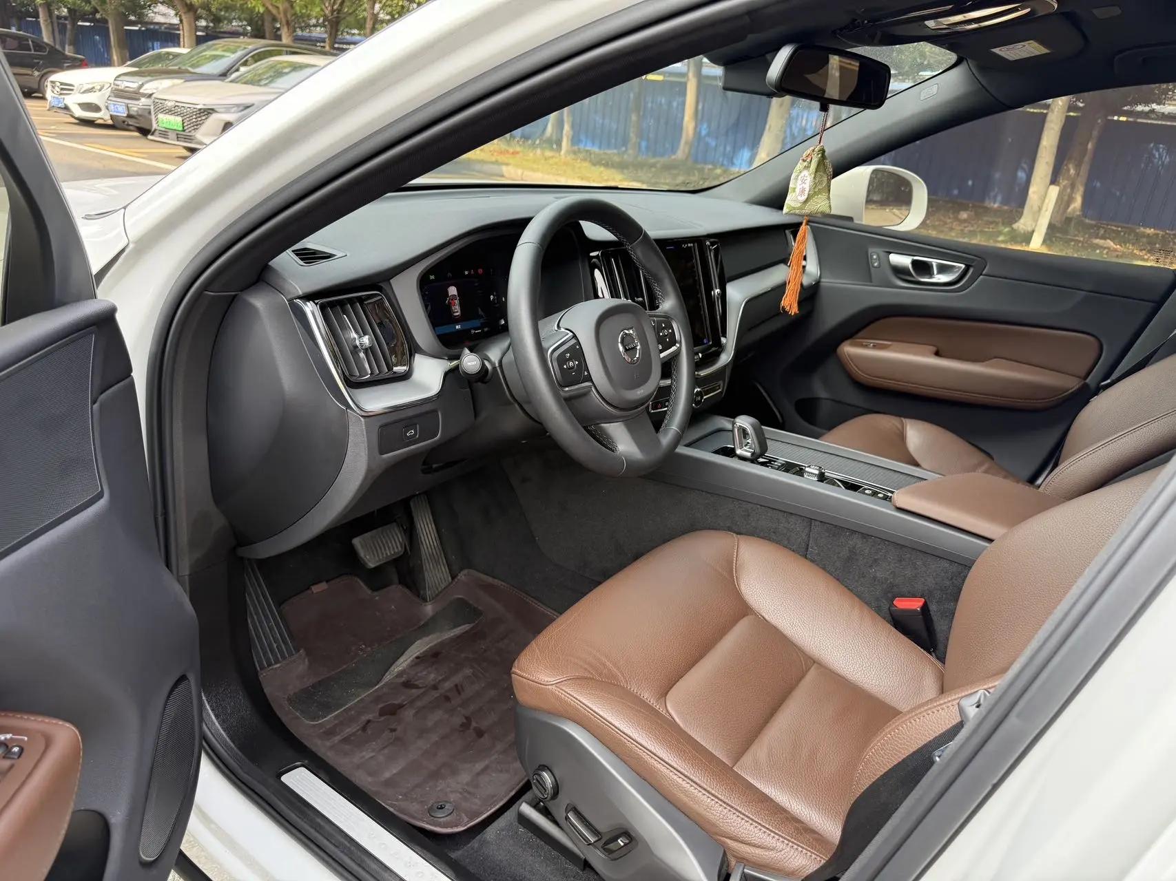 Volvo XC60 2023 B5 4-wheel-drive Zhiyi Deluxe Edition 4