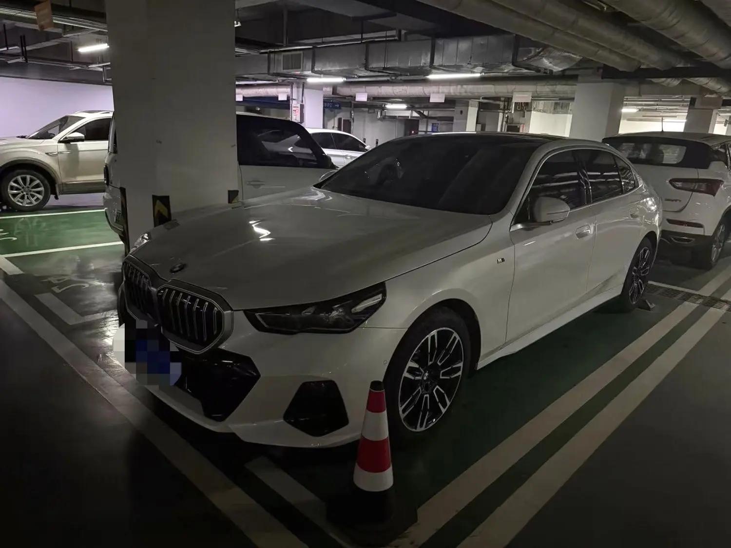 Открыть галерею: BMW 5 Series 2025 Model 525Li 48V 2.0T M Sport Package Automatic