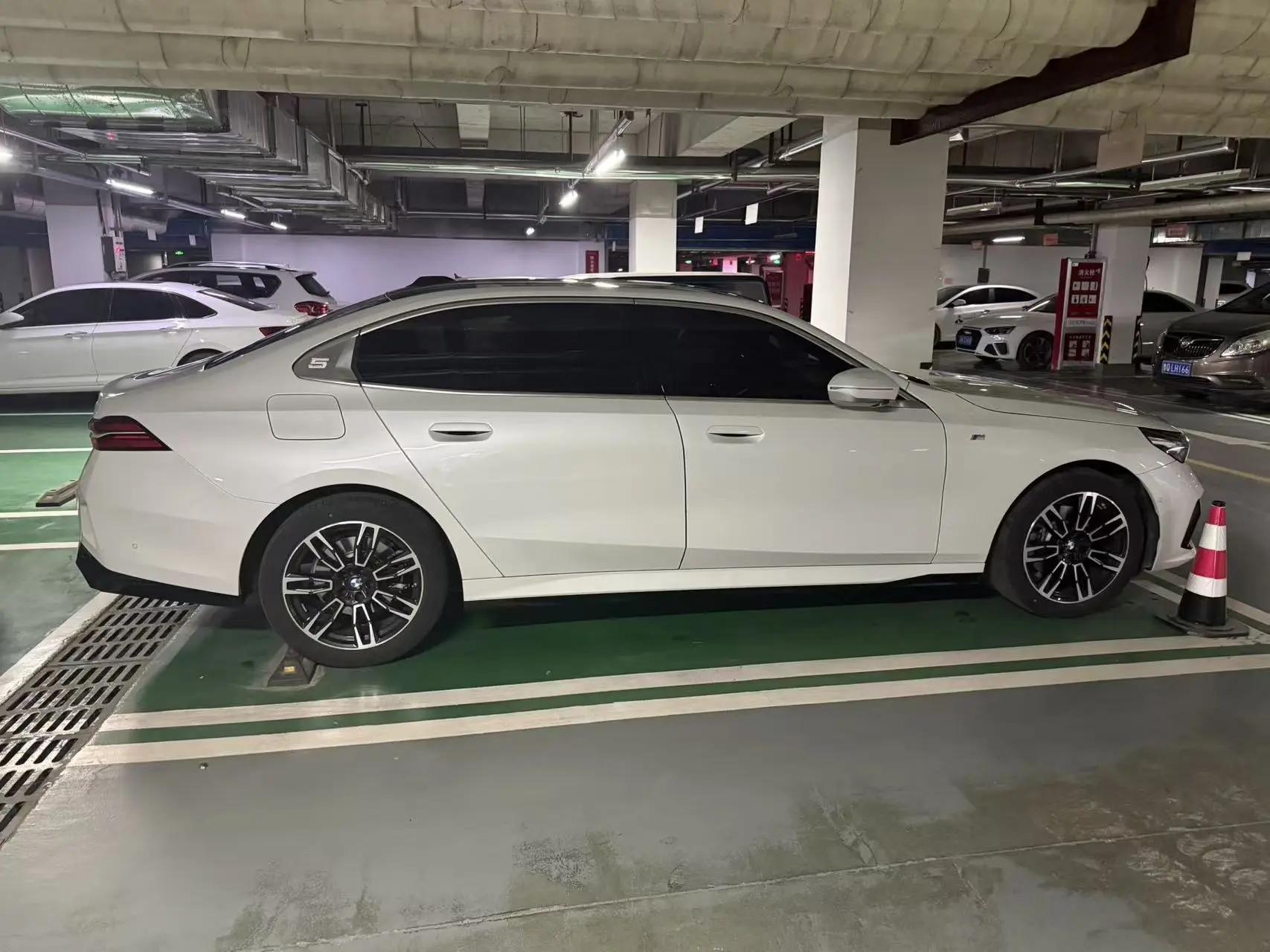 BMW 5 Series 2025 Model 525Li 48V 2.0T M Sport Package Automatic 5