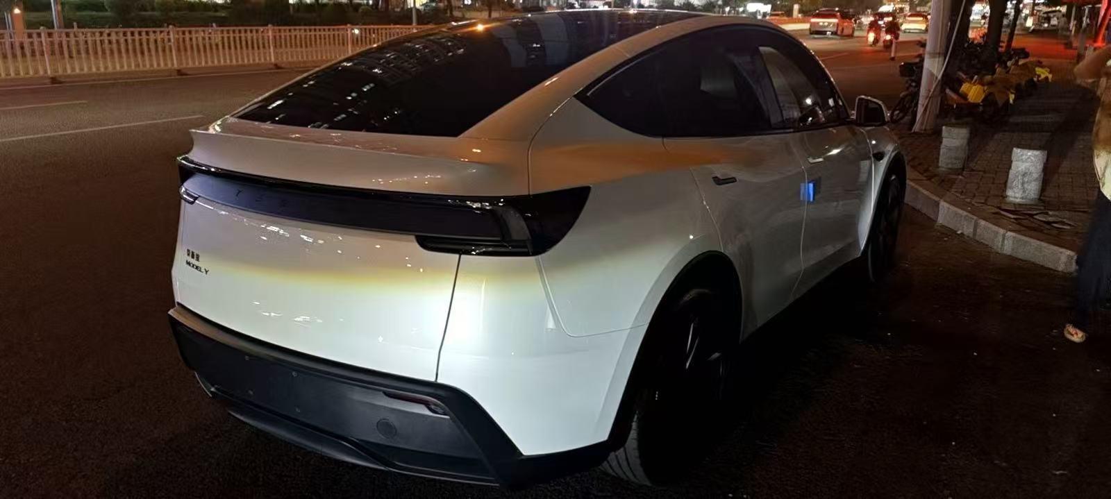Tesla 2026 Model Y Rear-Wheel Drive Automatic 2