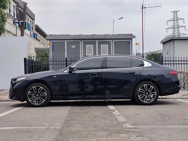 BMW 5 Series 2024 525Li M Sports Suit 3